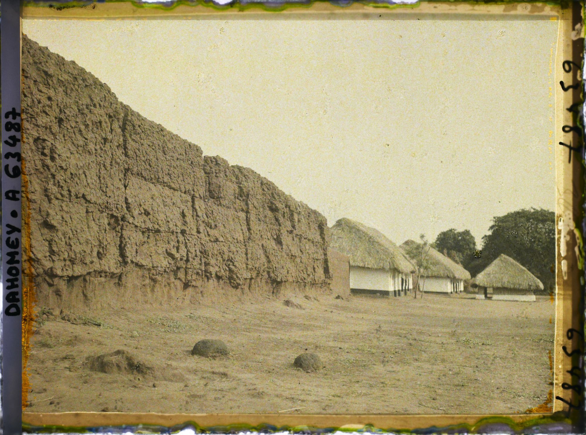 Image représentant Les murs d'enceinte et entrées des palais de  null Glélé et  null Guézo sur la place Singbodji