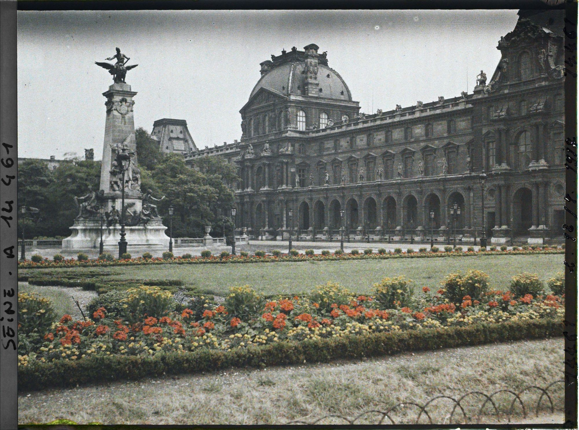 Image représentant Aile Denon du Palais du Louvre depuis la place du Carrousel