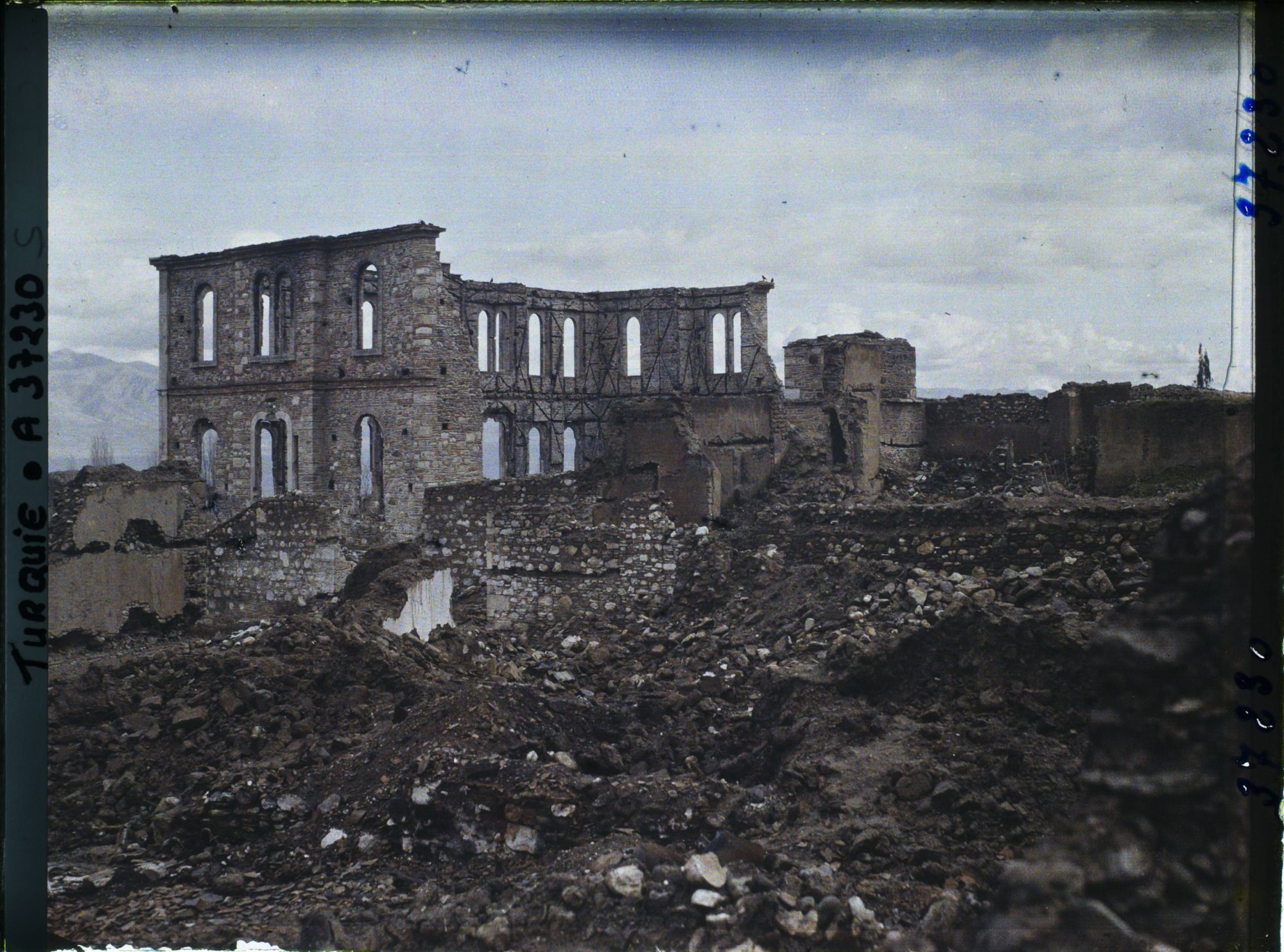 Image représentant Turquie, Alacheir, L'Ecole incendiée