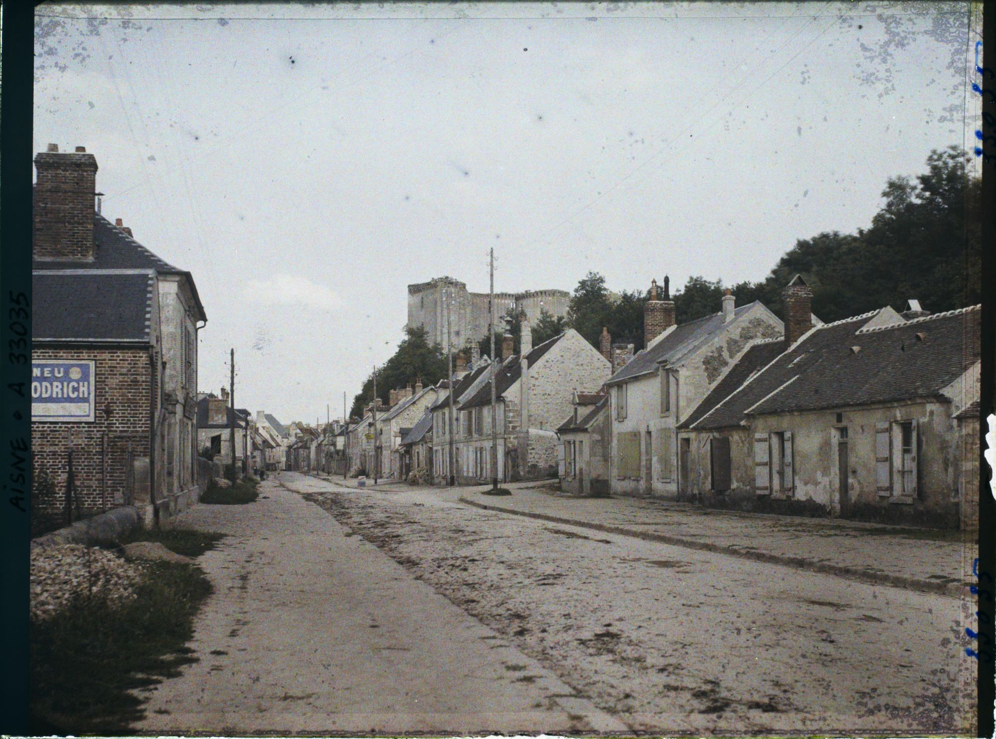 Image représentant France, La Ferte Milon, Entrée du Village et Château