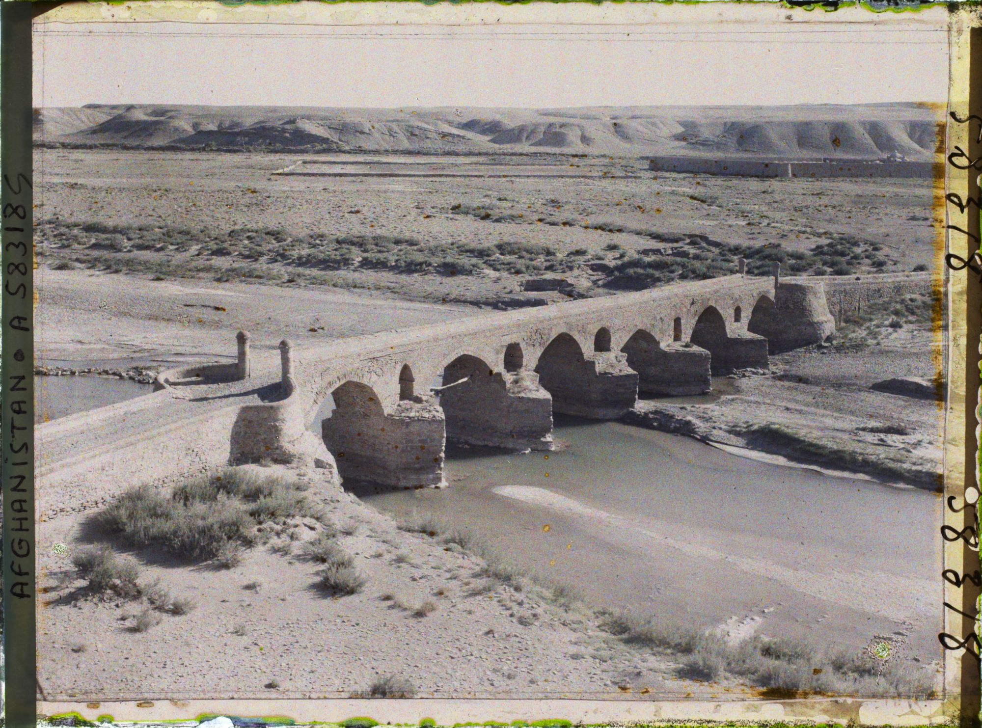 Image représentant Le pont sur le Hari Rud, de l'autre côté, et la vallée (au loin, le village)
