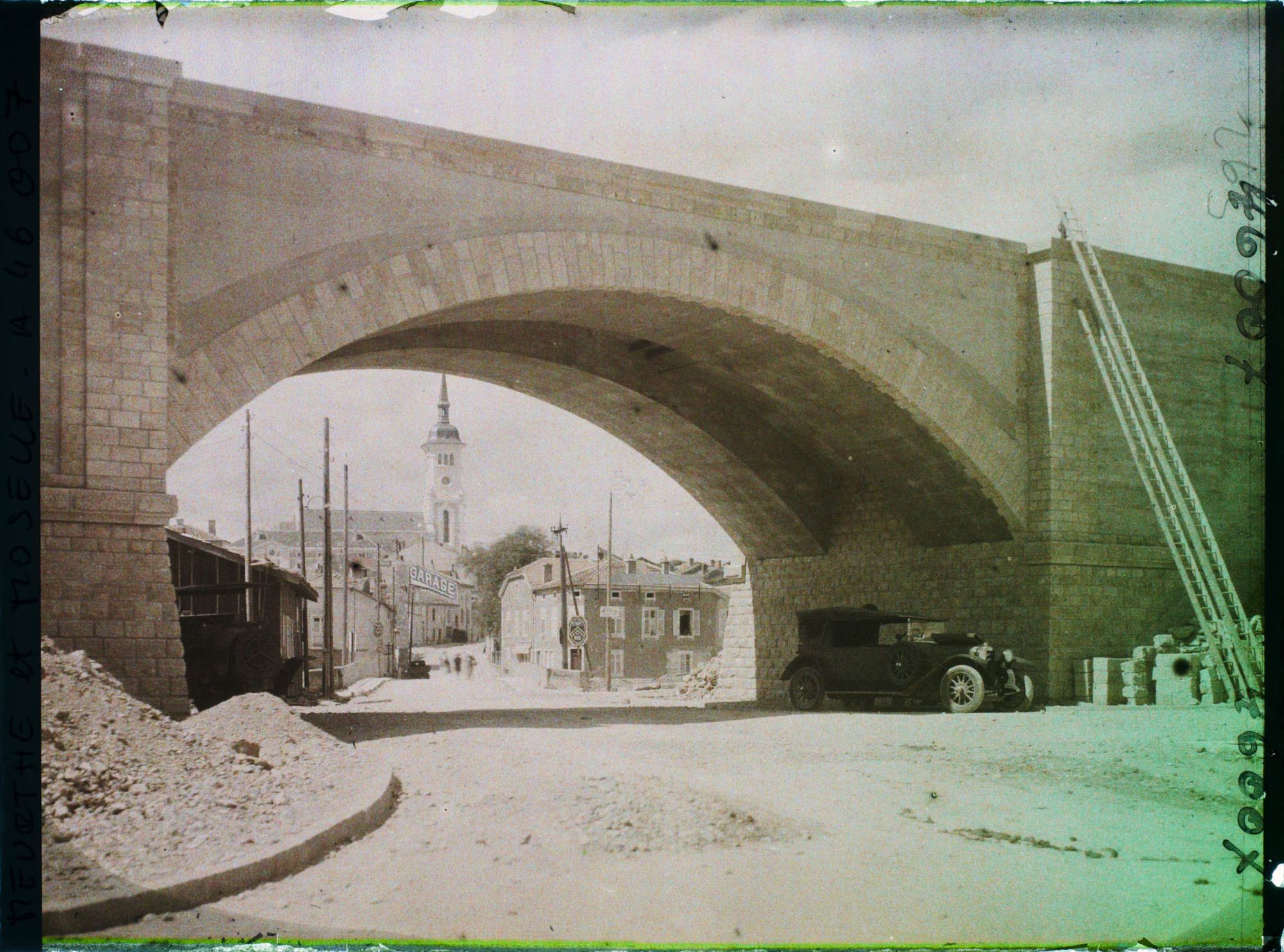 Image représentant France, Thiancourt, Vue vers l'Eglise et Pont de la nouvelle ligne de Metz