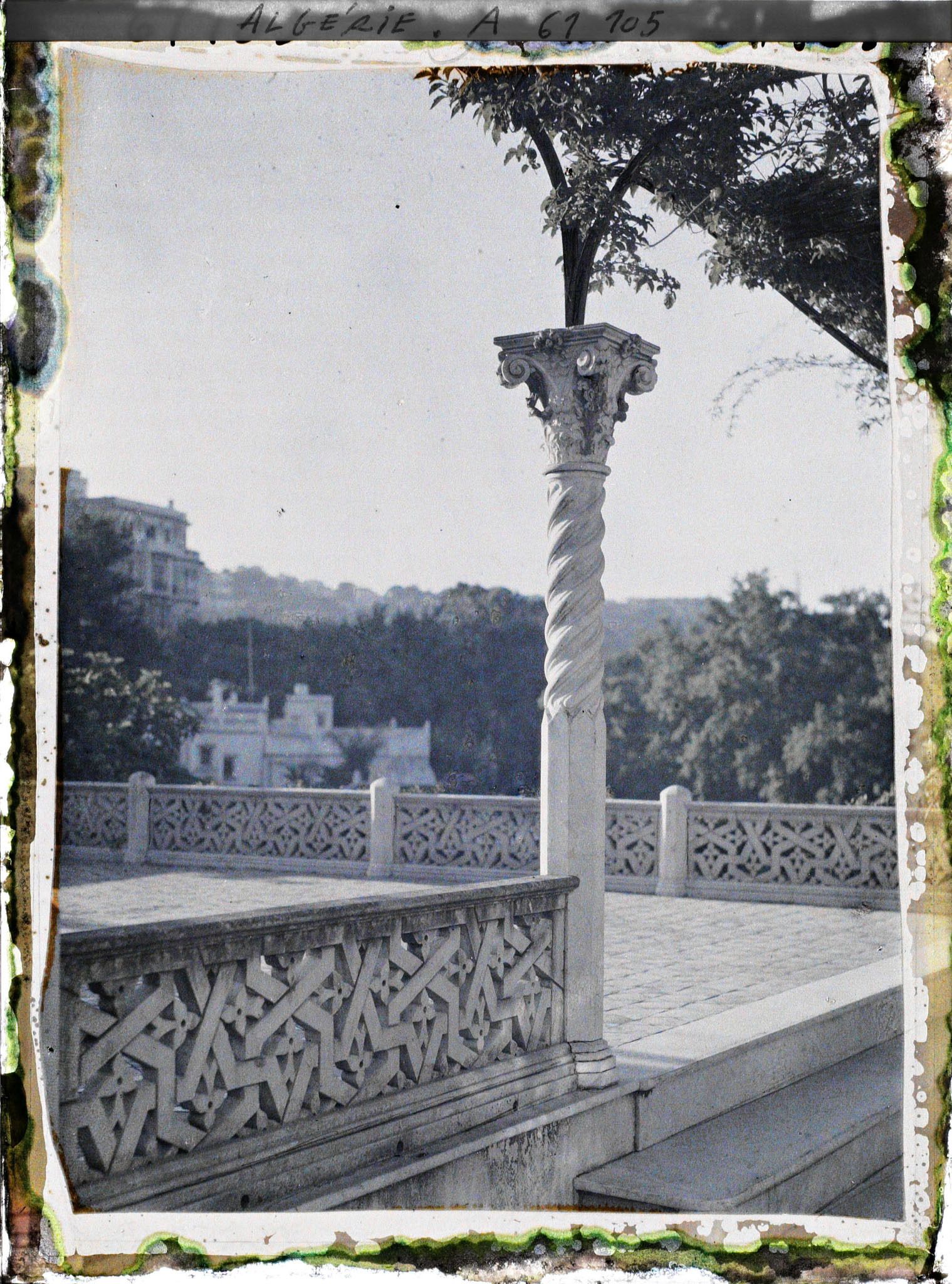 Image représentant Le Palais d'été, une colonne de la terrasse du pavillon mauresque