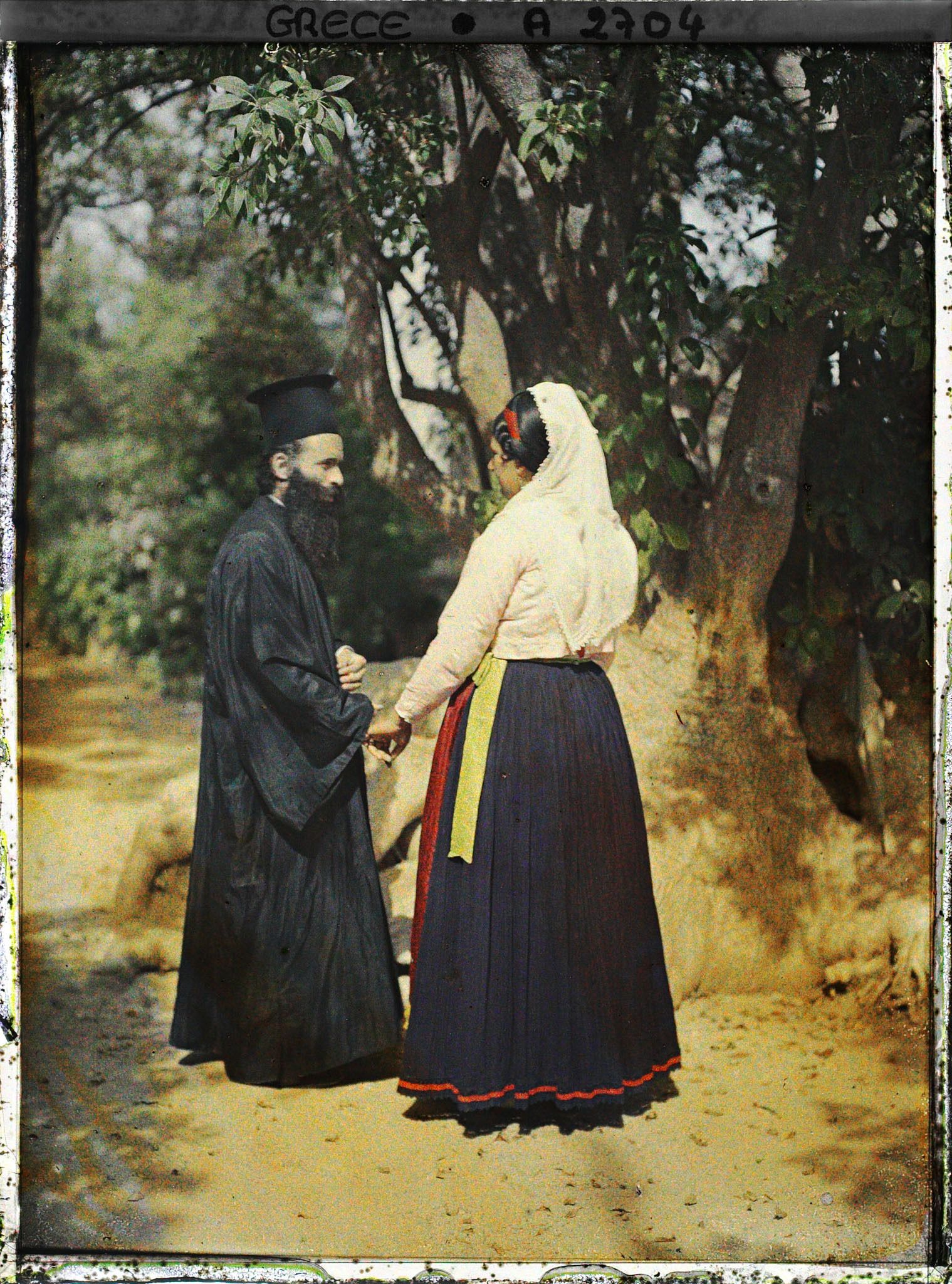 Image représentant Un pope et sa femme en habits traditionnels