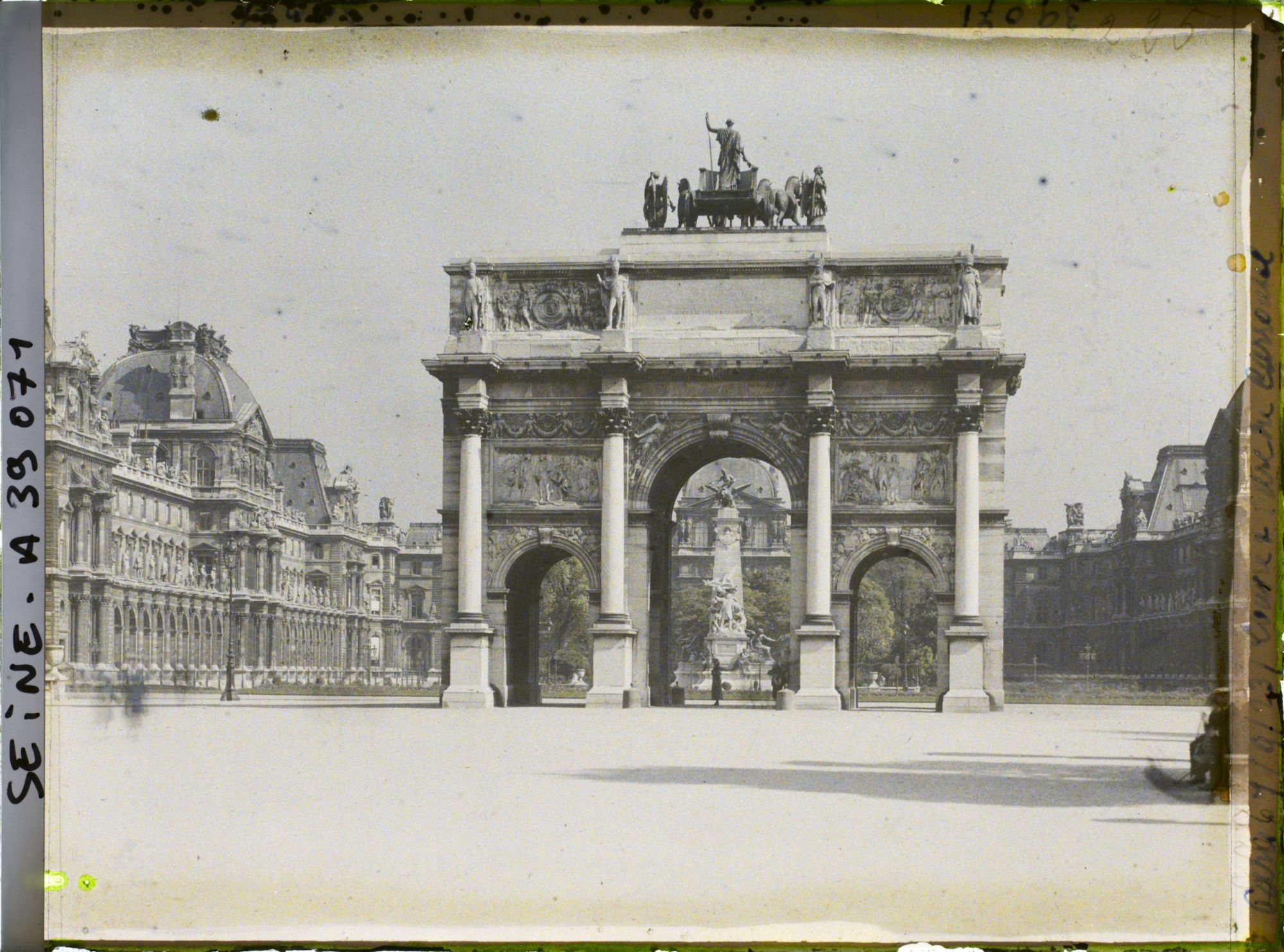 Image représentant L'Arc de Triomphe du Carrousel, le monument à Gambetta et le Louvre