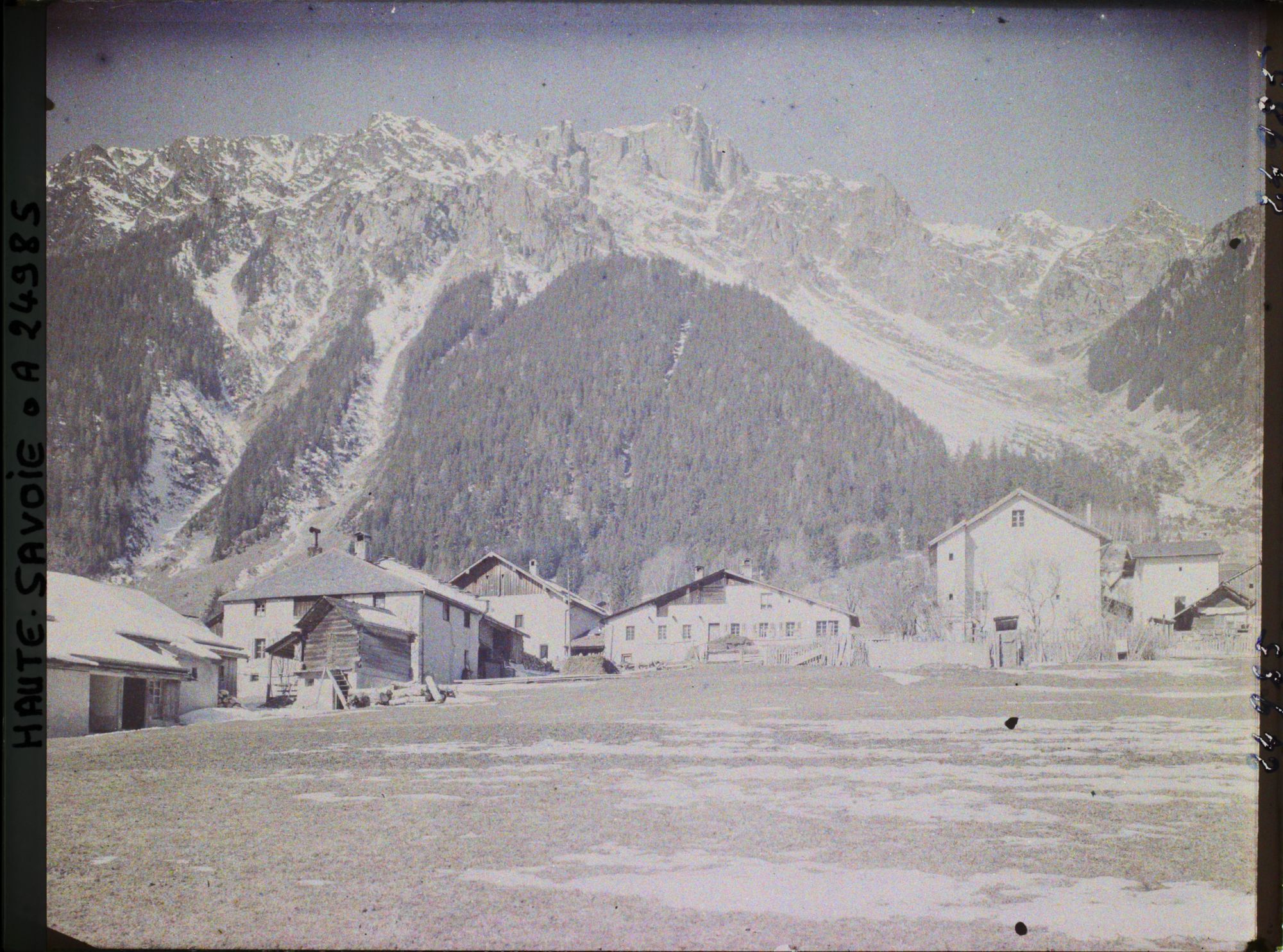 Image représentant France, Moussoux, Les Alpes - Vallée de Chamonix Village des Moussoux et le Brévent
