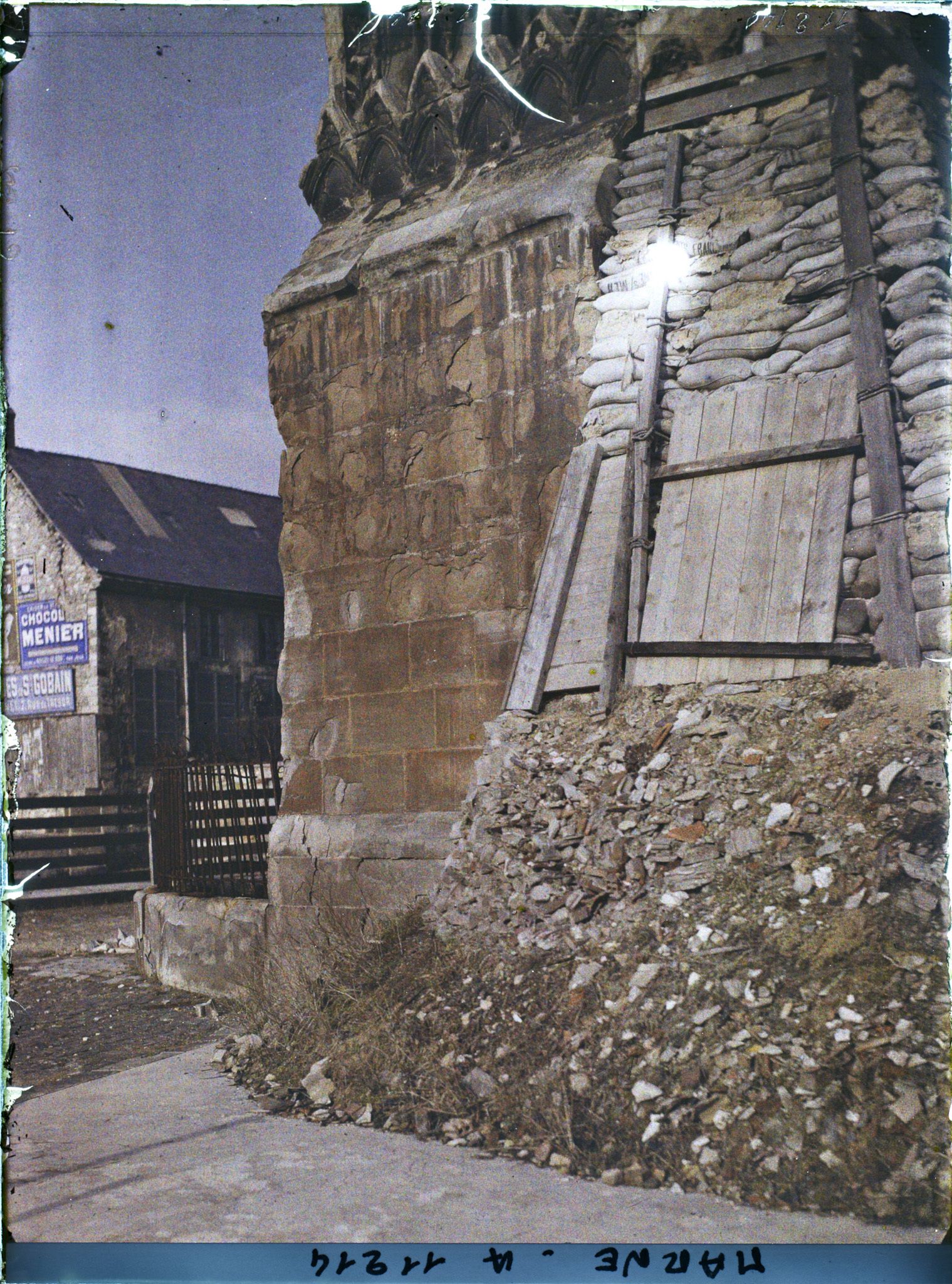 Image représentant Un côté de la cathédrale sous les protections anti-bombardement