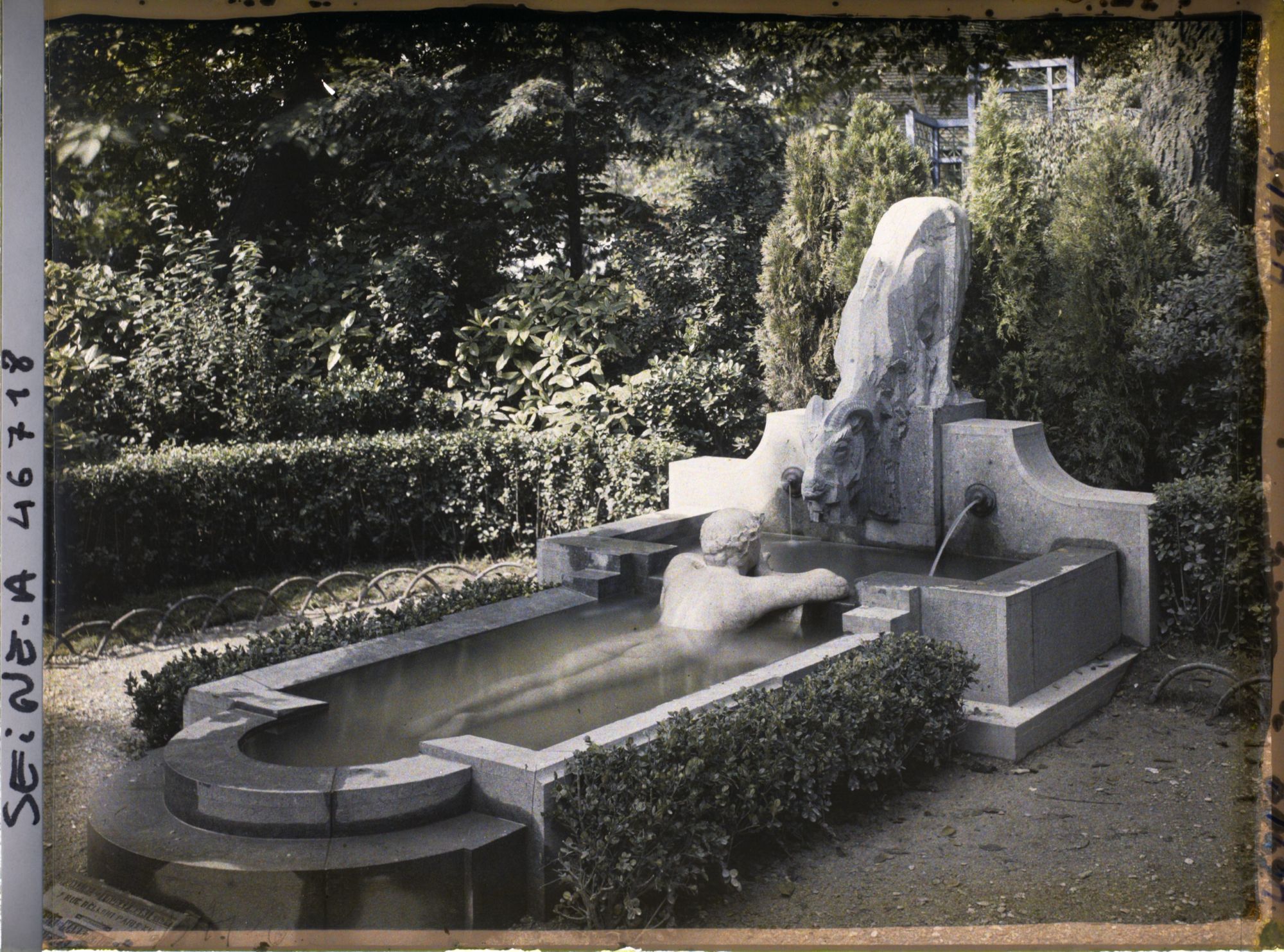 Image représentant L'exposition des arts décoratifs, la fontaine au bouc