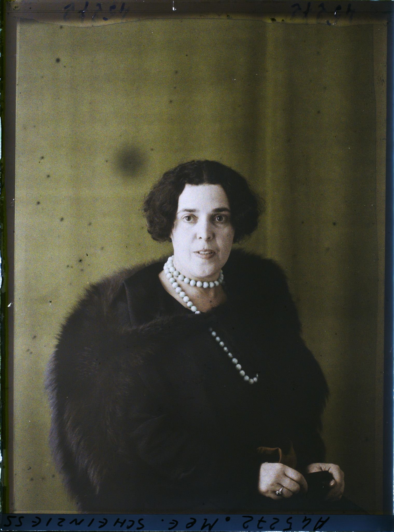 Image représentant https://musee-albert-kahn.s-museum.fr/home/NWQ2OTAwYzNmYjZlZTk1ZWQwODJmMjY4L2dlbmVyaWMtbm90aWNlLXRhYi9hdXRob3JpdHkvNjE3YTc5ZjVjZjhiODk2OGIzMzM3ZDIx/5d6900c3fb6ee95ed082f268/generic-notice-tab/authority/617a79ebcf8b8968b333774f Madame Ernest Scheinziess