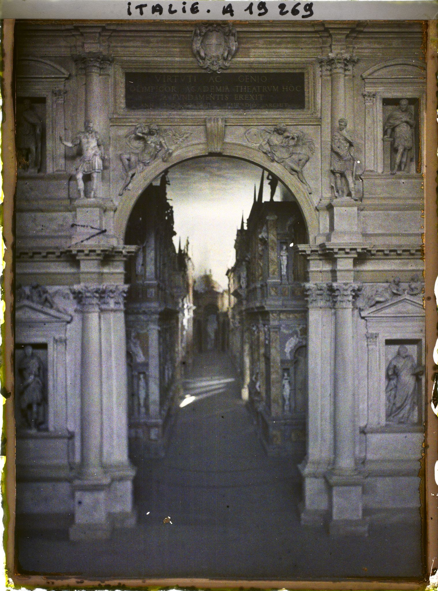 Image représentant Mur de scène du théâtre Olympique