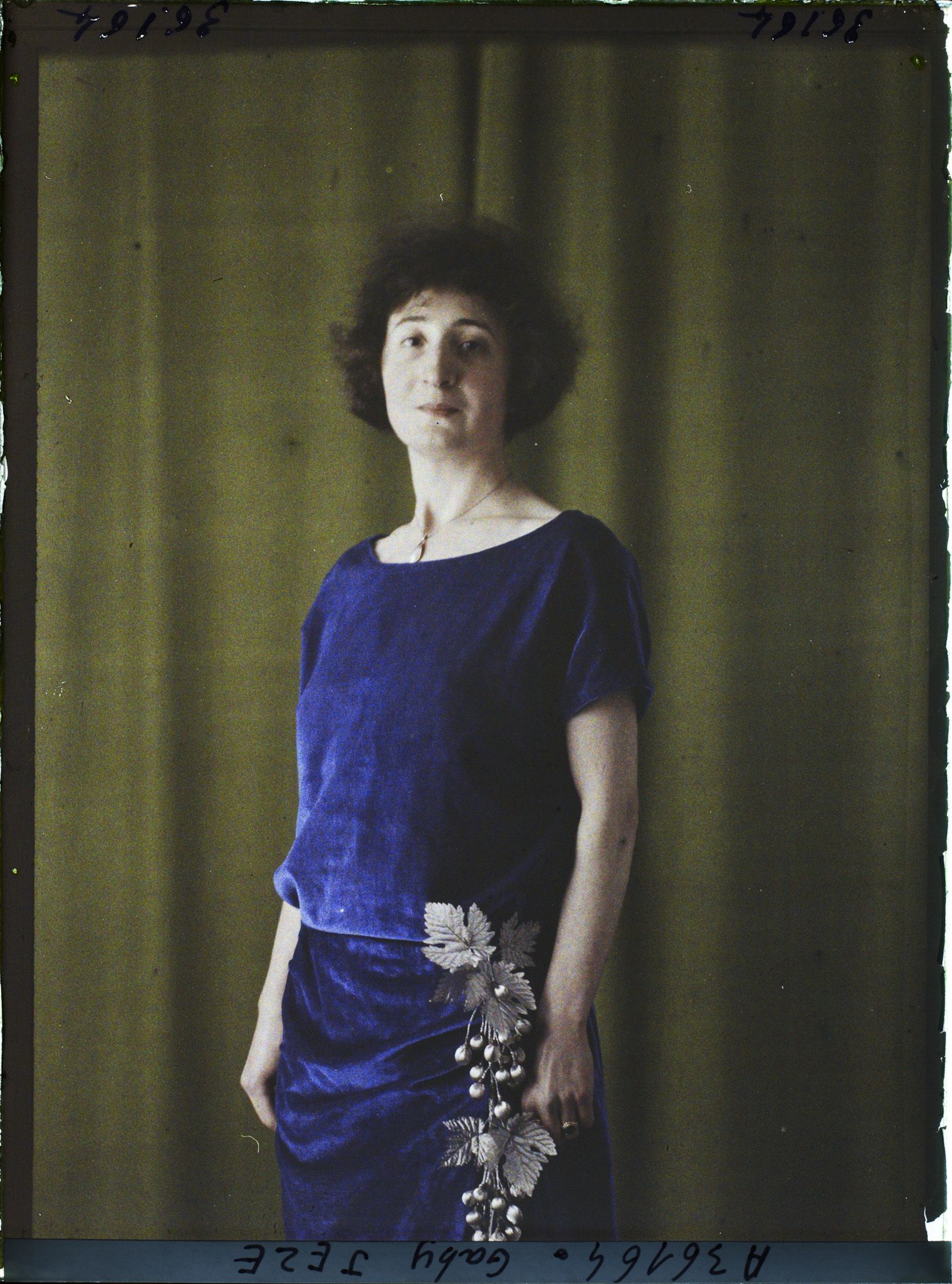 Image représentant Mademoiselle  https://musee-albert-kahn.s-museum.fr/home/NWQ2OTAwYzNmYjZlZTk1ZWQwODJmMjY4L2dlbmVyaWMtbm90aWNlLXRhYi9hdXRob3JpdHkvNjE3YTc5ZjVjZjhiODk2OGIzMzM3ZDIx/5d6900c3fb6ee95ed082f268/generic-notice-tab/authority/617a79ebcf8b8968b3336fc3 Gaby Jèze