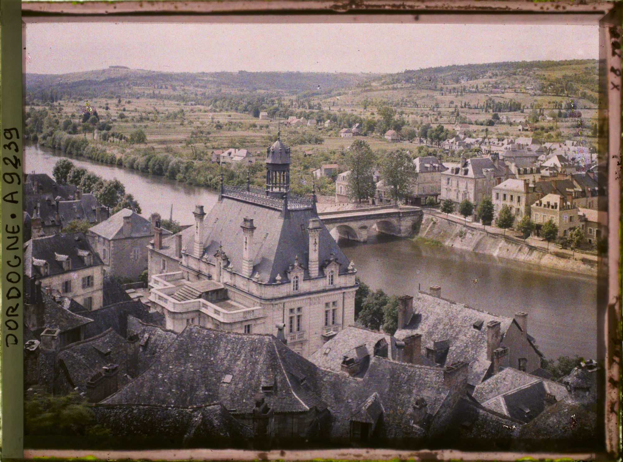 Image représentant France, Terrasson, La Vézère et le Pont Neuf, la mairie