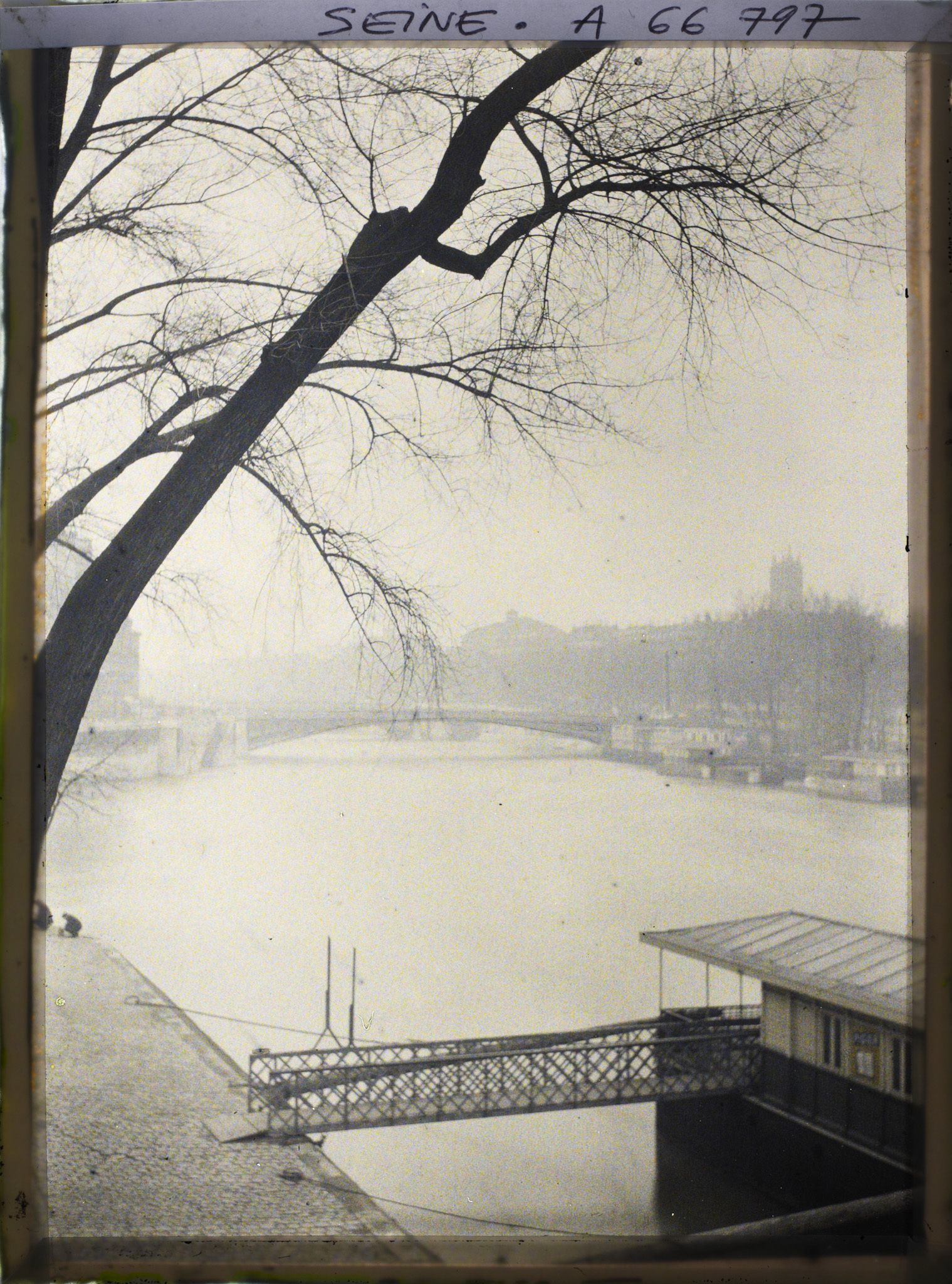 Image représentant Le pont d'Arcole depuis le quai de Bourbon, effet de brume