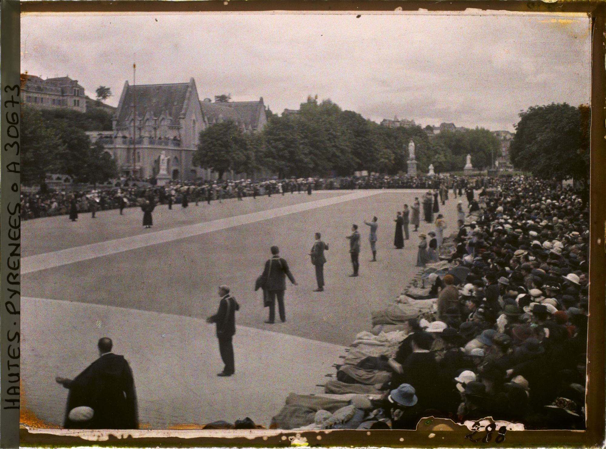 Image représentant France, Lourdes, Avant la Procession