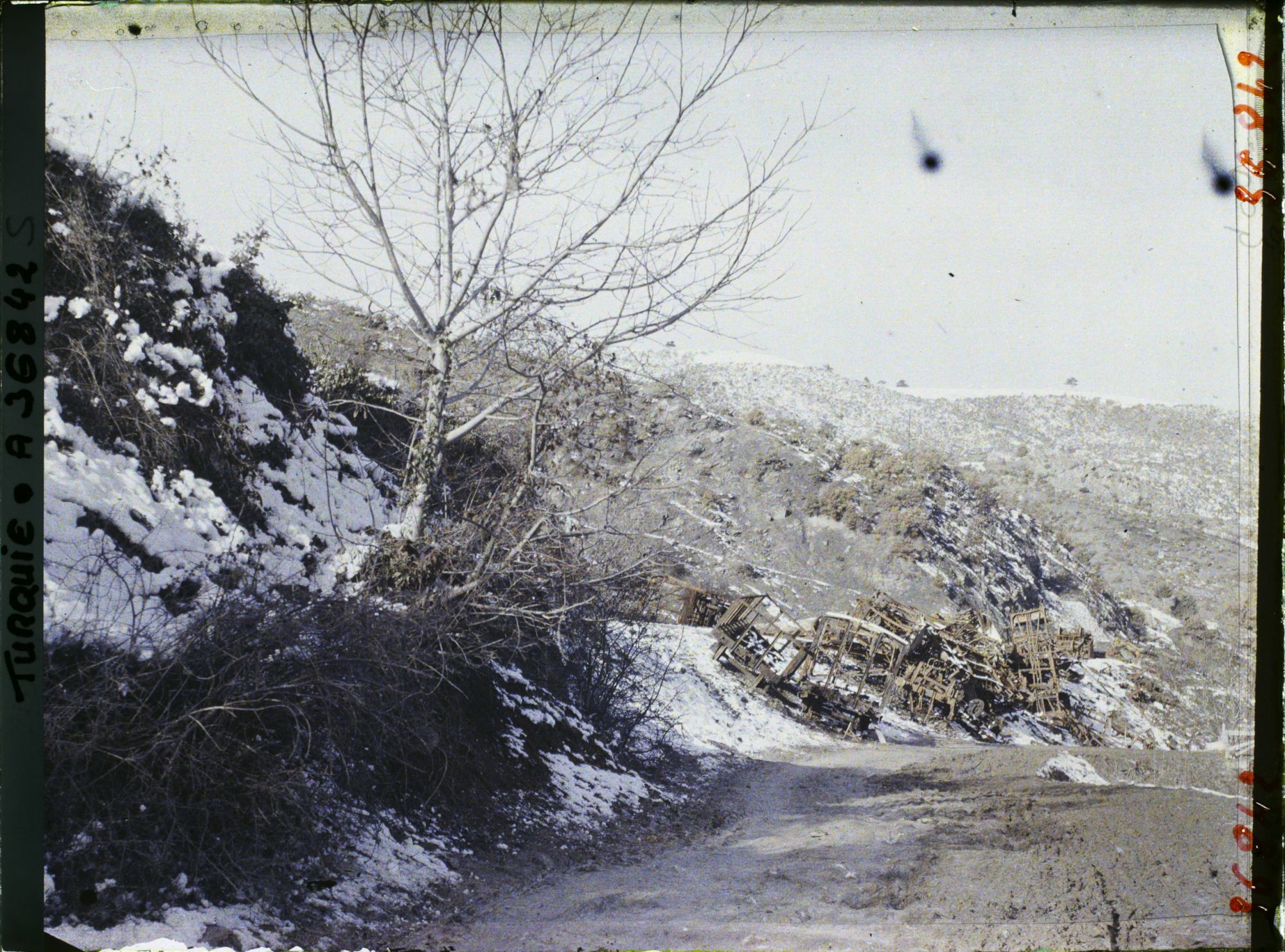 Image représentant Turquie, Entre Karakeui et Biledjik, Wagons précipités sur la route