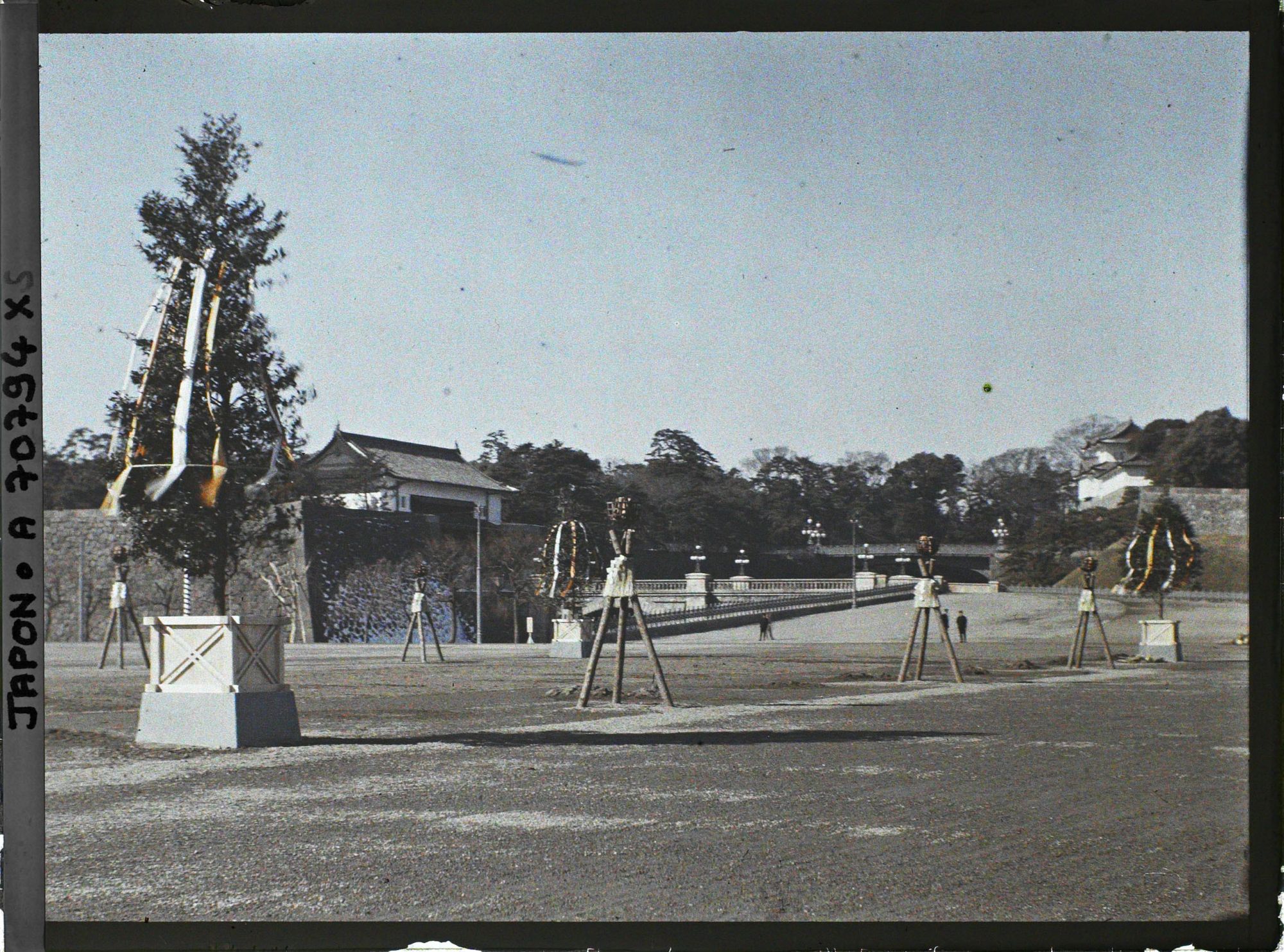 Image représentant Funérailles de l'Empereur Taisho-Tenno (Yoshihito), décor mortuaire sur l'esplanade du palais impérial
