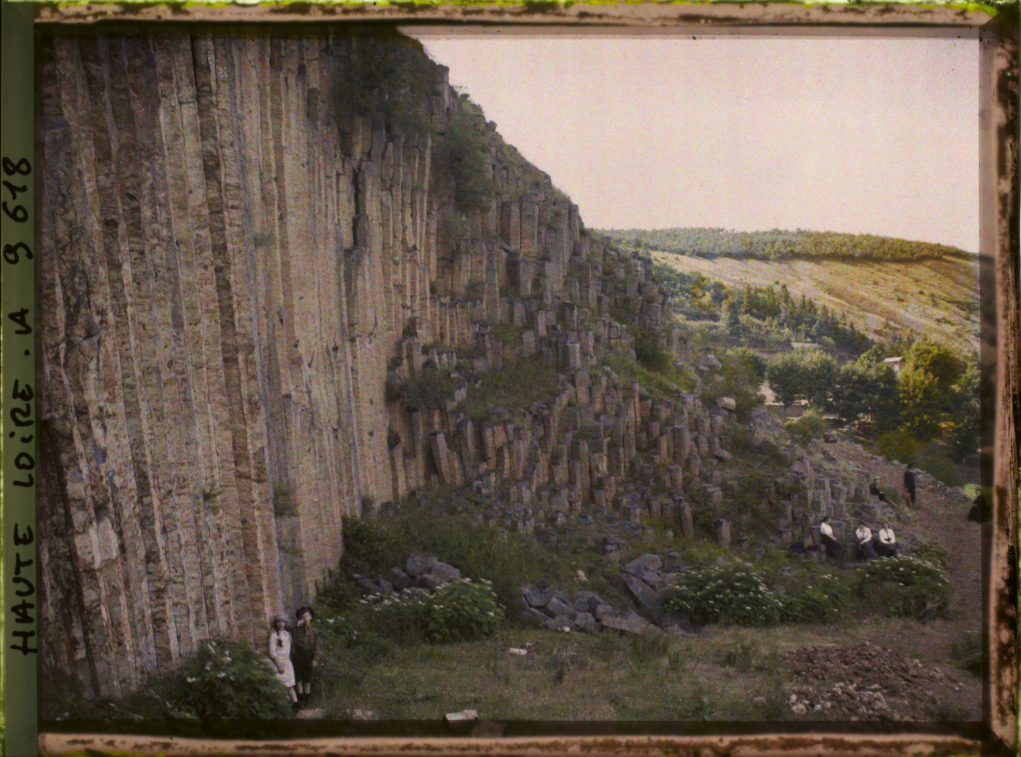 Image représentant Yann et Mariel Brunhes posant devant les orgues basaltiques