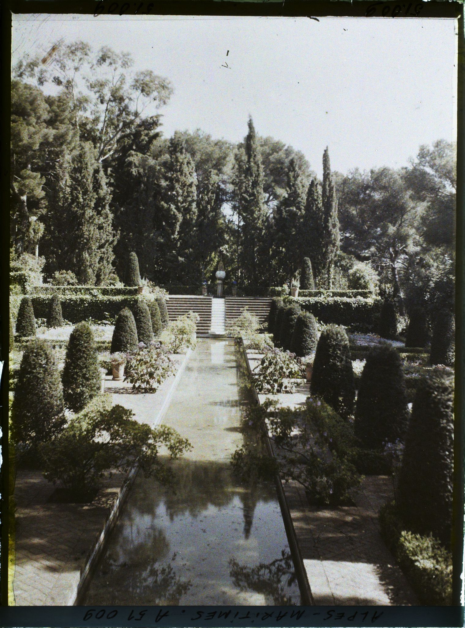 Image représentant Le bassin d'eau du jardin persan de la villa Cypris, vu en direction de l'Est