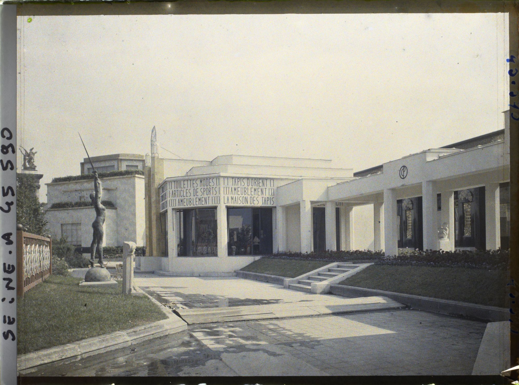 Image représentant L'Exposition des arts décoratifs, Pavillon des Magasins de la place Clichy, sur l'esplanade des Invalides