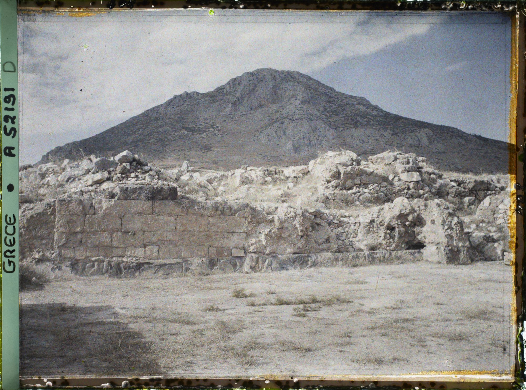 Image représentant Sur l'Acropole, la cour du Palais