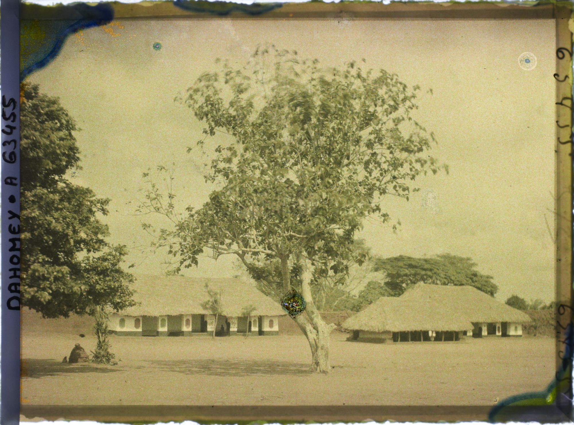 Image représentant La place Singbodji devant les entrées des palais de  null Glélé  et  null Guézo