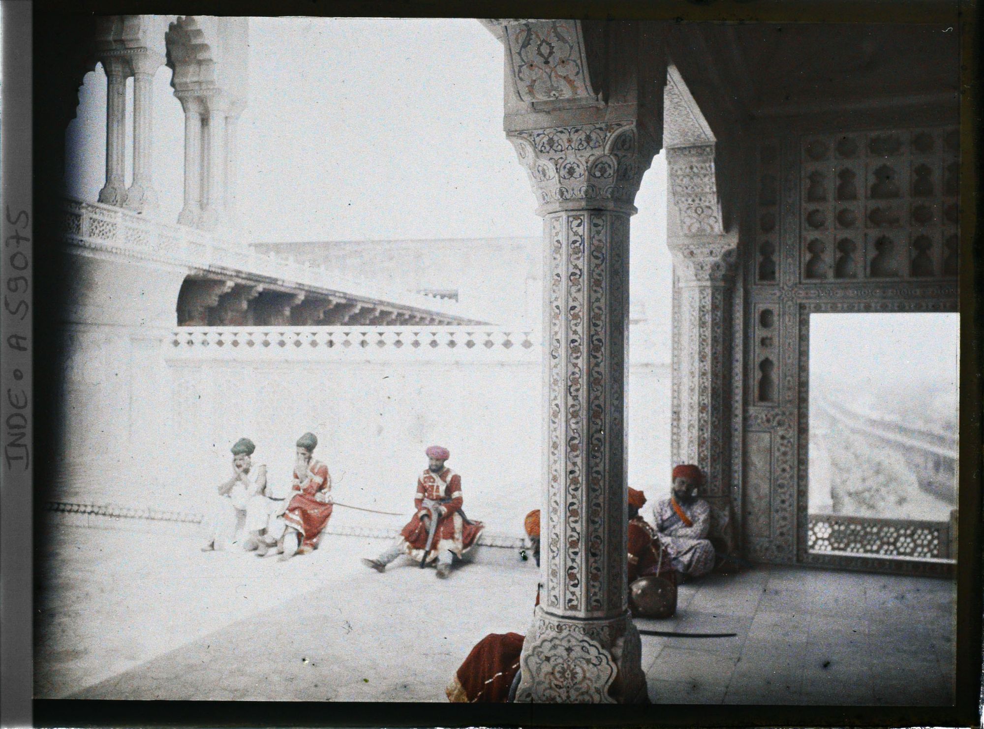 Image représentant Des gardes en costumes anciens sur une terrasse dans le fort Rouge (Lal Qila)