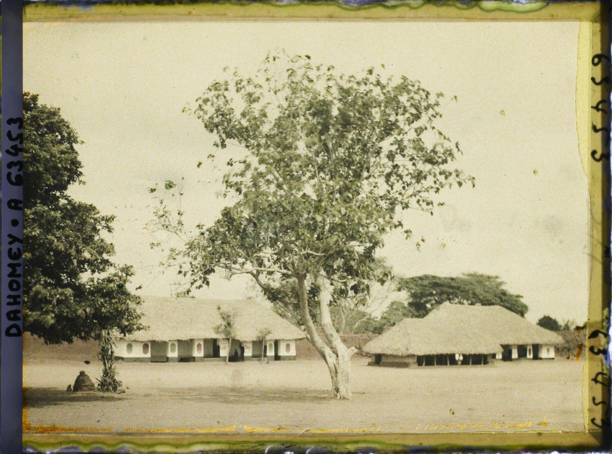 Image représentant La place Singbodji devant les entrées des palais de  null Glélé  et  null Guézo