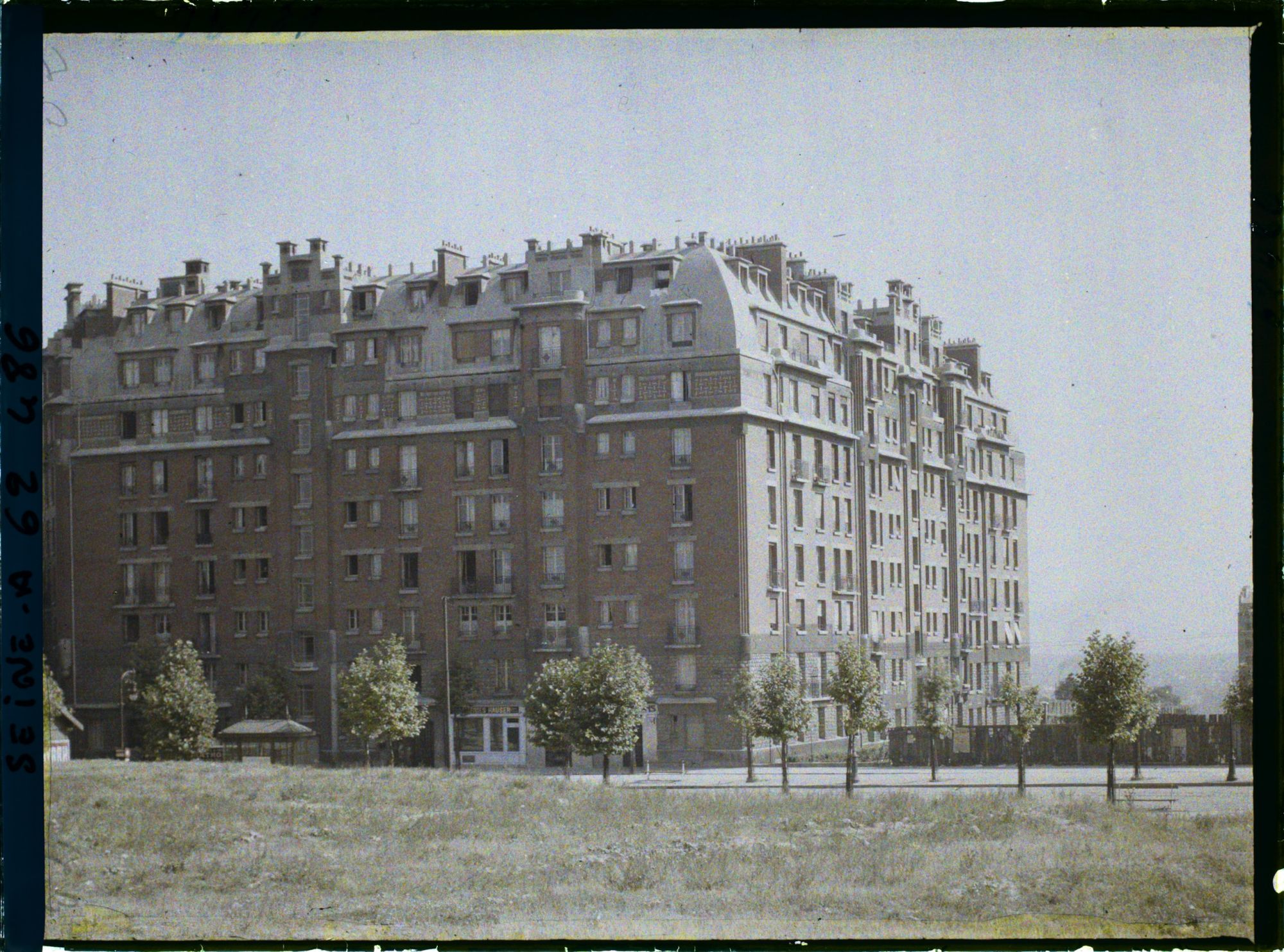 Image représentant Immeuble situé au n°10 de l'avenue de la Porte-de-Ménilmontant