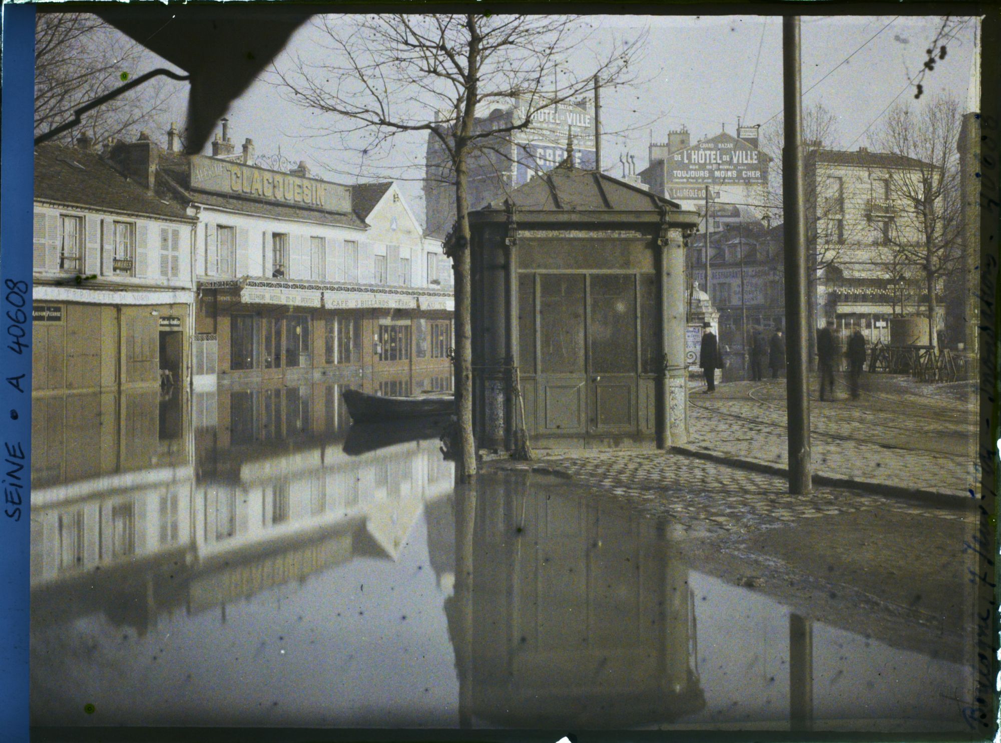 Image représentant La rue du Port inondée par la crue de la Seine, au niveau de l'actuel rond-point Rhin et Danube