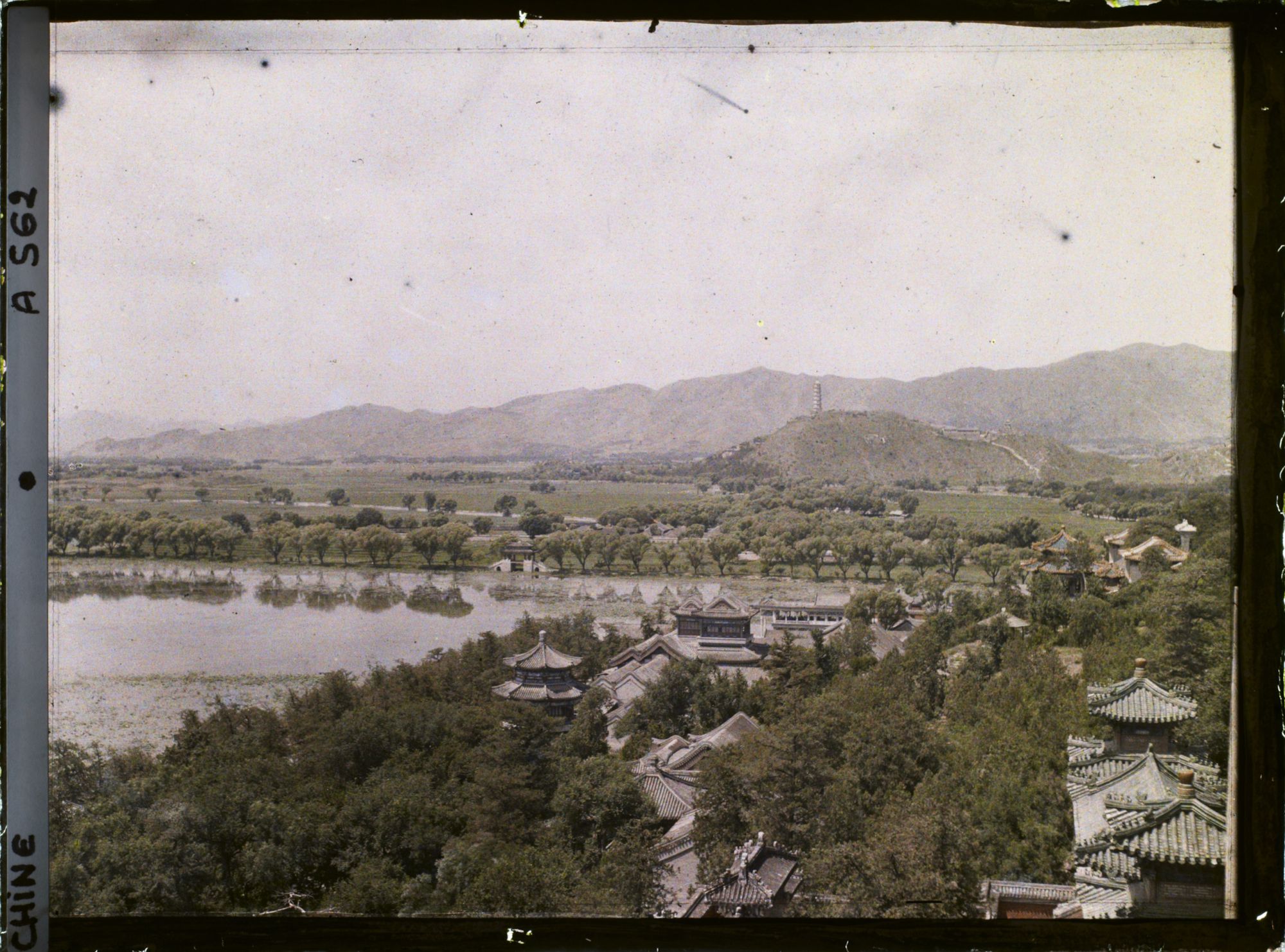 Image représentant Vue panoramique prise depuis la galerie du Foxiangge (" pavillon à Étage du Parfum du Bouddha "), vers Yufengta (" pagode du Pic de Jade "), palais d'Été Yiheyuan (" jardin de la Concorde Entretenue ")