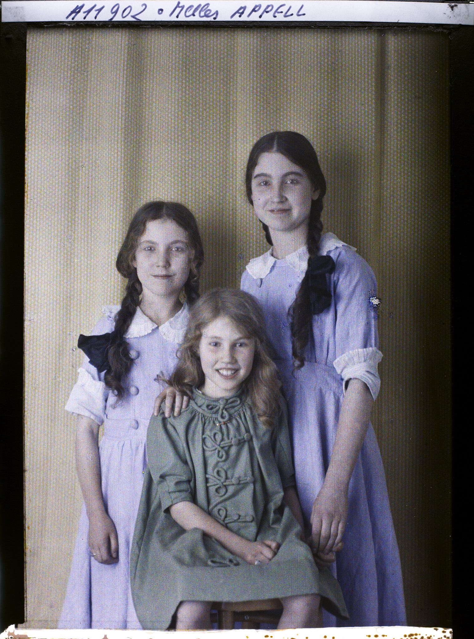 Image représentant https://musee-albert-kahn.s-museum.fr/home/NWQ2OTAwYzNmYjZlZTk1ZWQwODJmMjY4L2dlbmVyaWMtbm90aWNlLXRhYi9hdXRob3JpdHkvNjE3YTc5ZjVjZjhiODk2OGIzMzM3ZDIx/5d6900c3fb6ee95ed082f268/generic-notice-tab/authority/617a79ebcf8b8968b3336741 Mesdemoiselles Appell