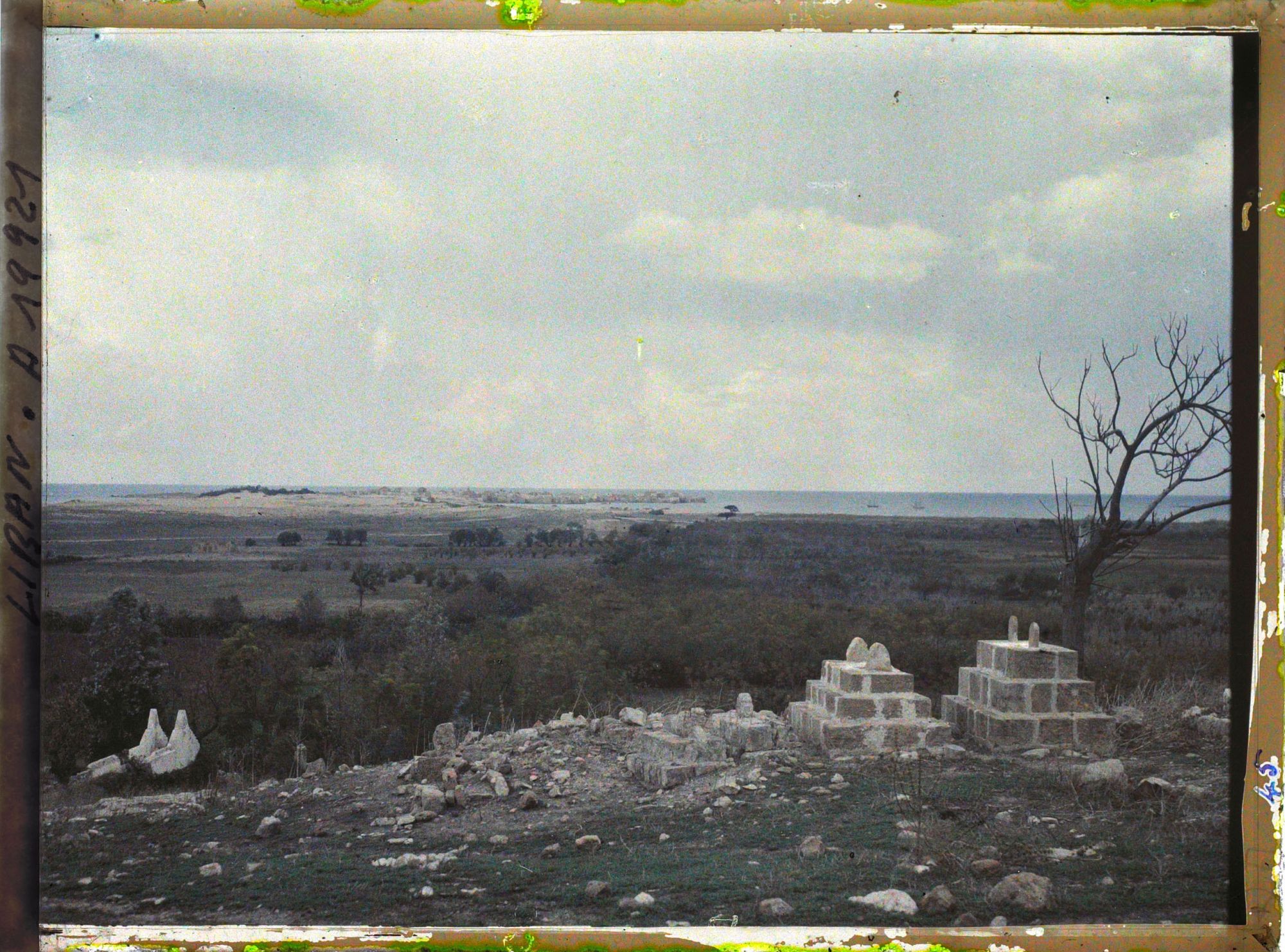 Image représentant Panorama sur la mer et la ville depuis un cimetière musulman