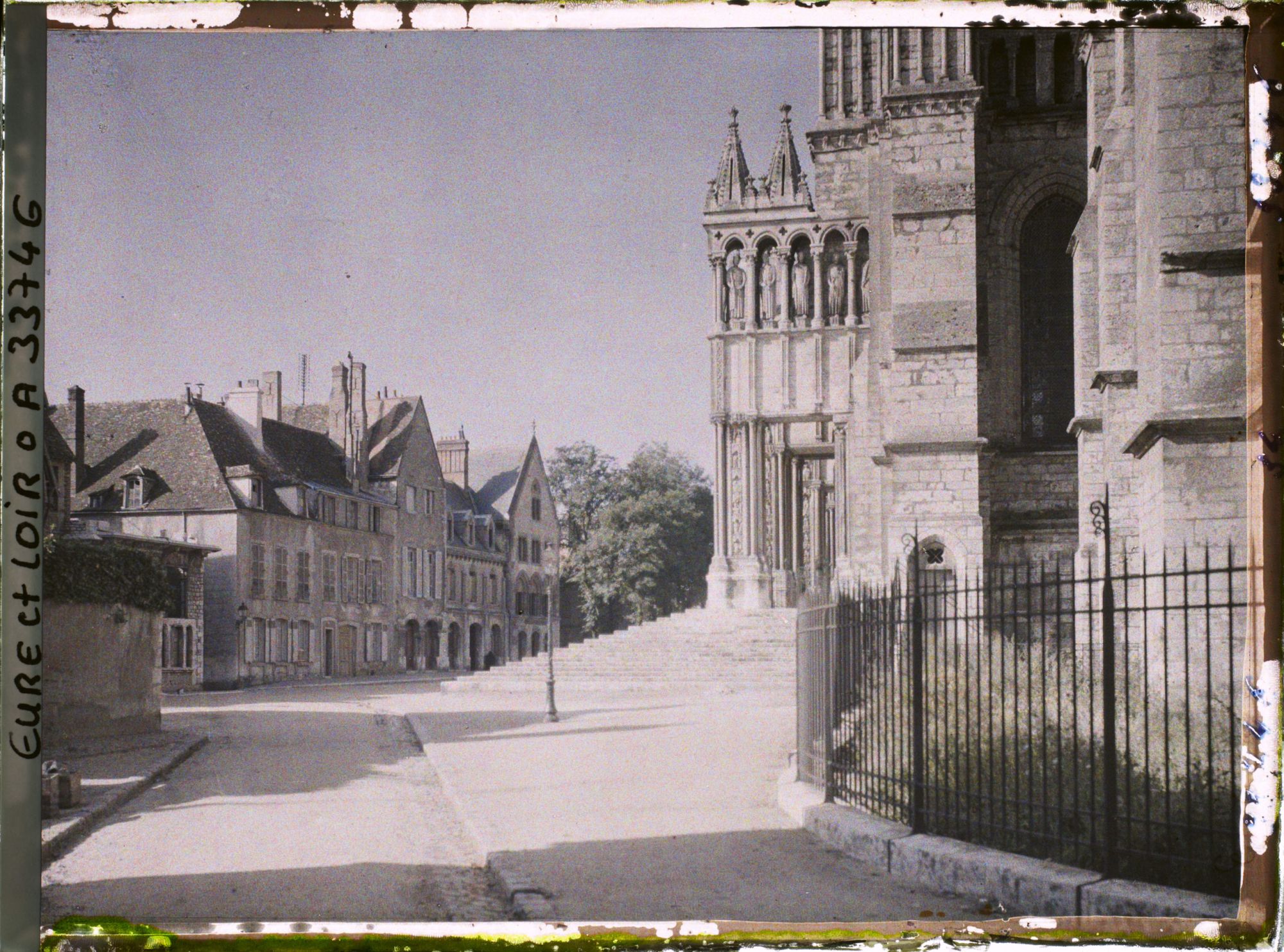 Image représentant Les abords du portail sud de la cathédrale Notre-Dame, vue prise de la rue appelée Cloître Notre-Dame