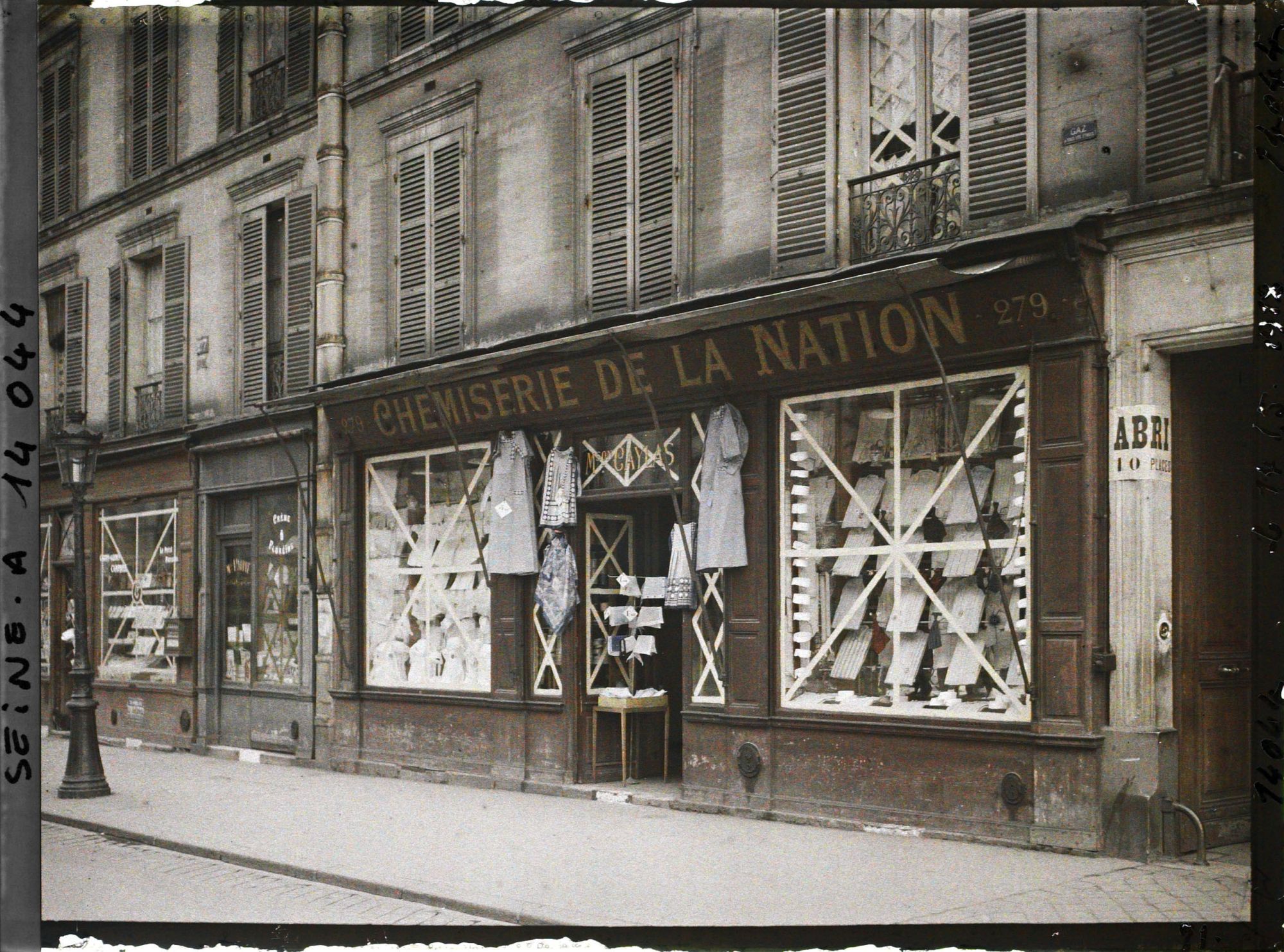 Image représentant Vitrines de magasins et fenêtres protégées contre les bombardements au 279 boulevard Voltaire