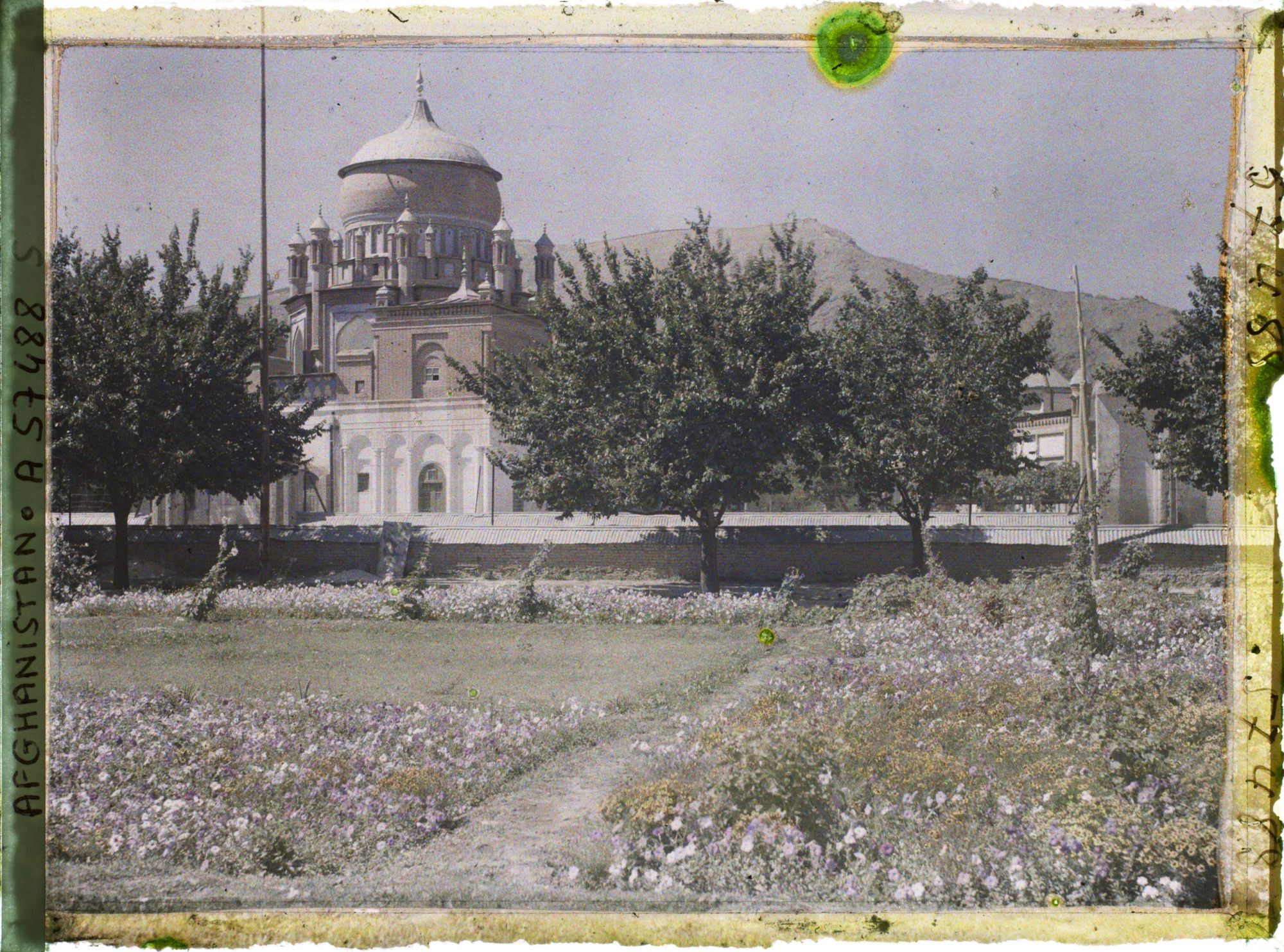 Image représentant Le mausolée d'Abdour Rahmân. A droite, la mosquée du mausolée