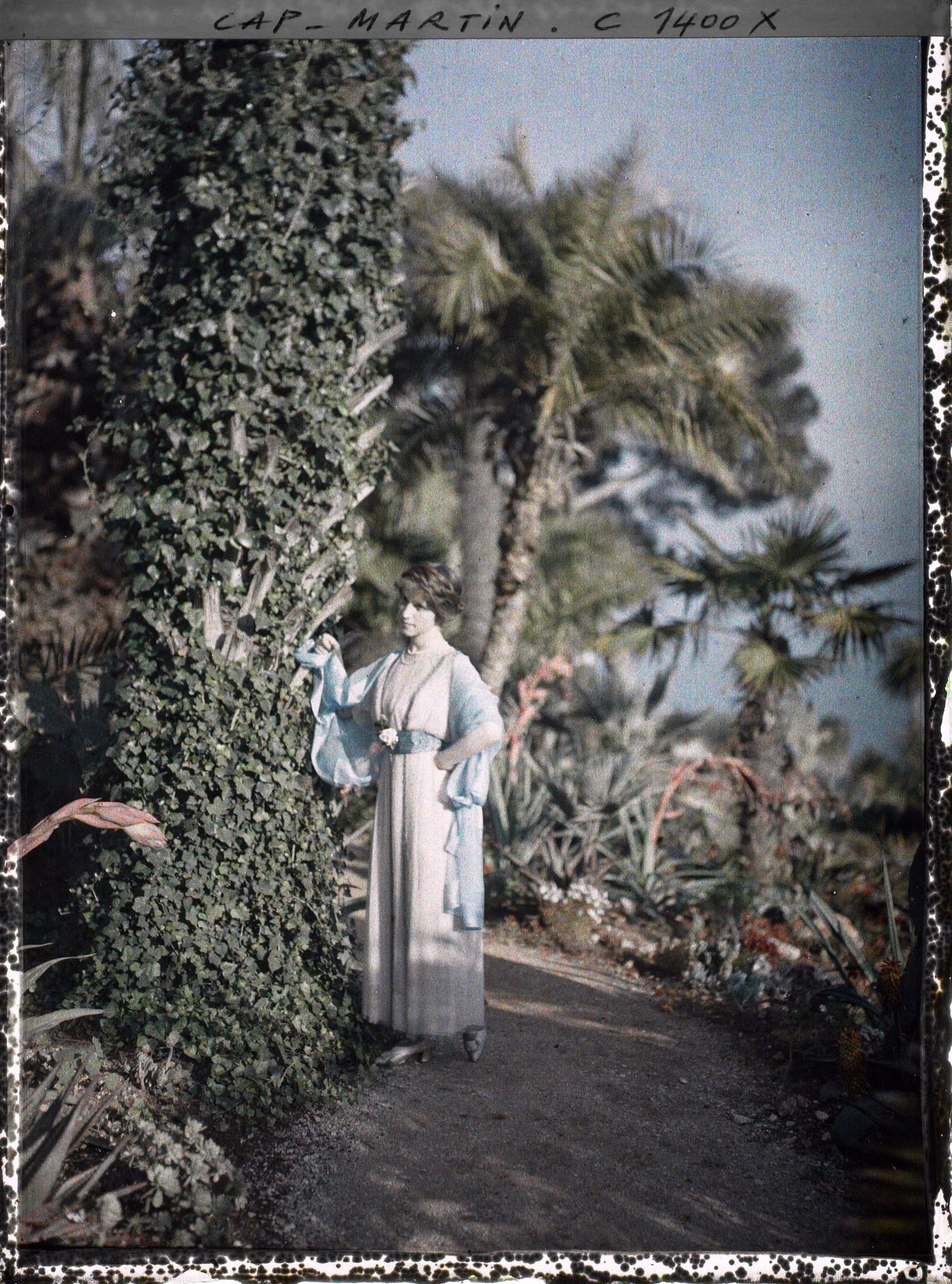 Image représentant Melle Marie-Yvonne von Schoen dans le jardin d'Albert Kahn