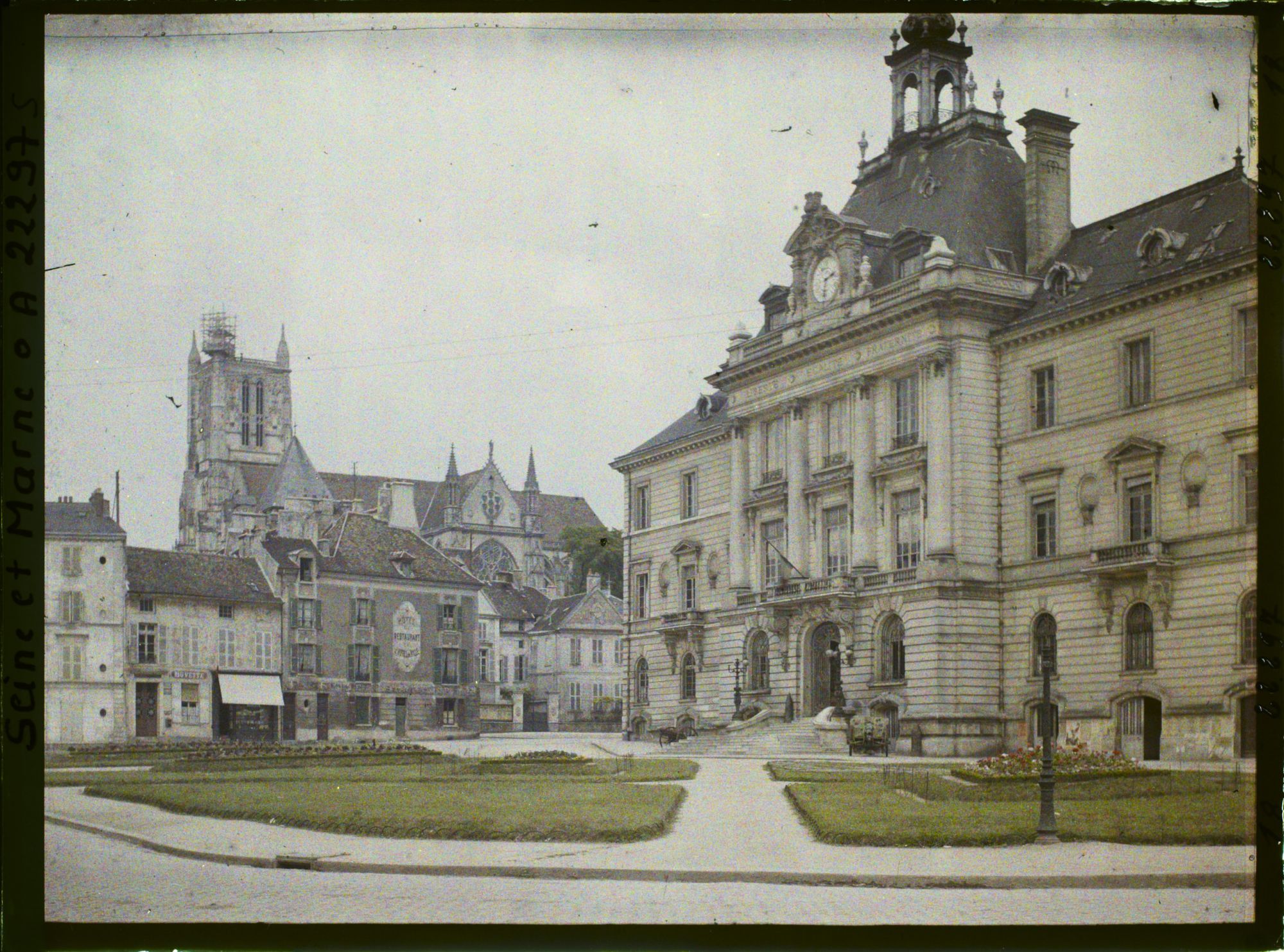 Image représentant France, Meaux, L'Hôtel de Ville et la Cathédrale vus des bords de la Marne