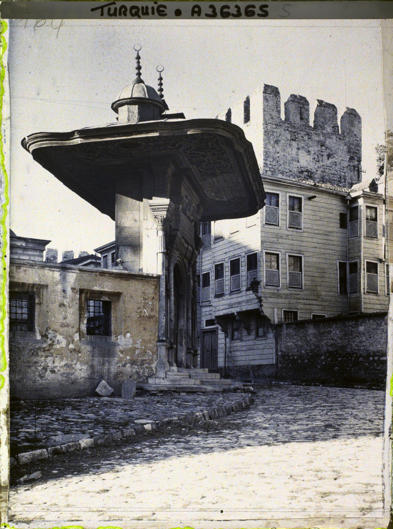 Image représentant La porte d'accès dite du Sultan à la cour du han (caravansérail) de la Aya Sophia Camii ("mosquée de Sainte-Sophie")