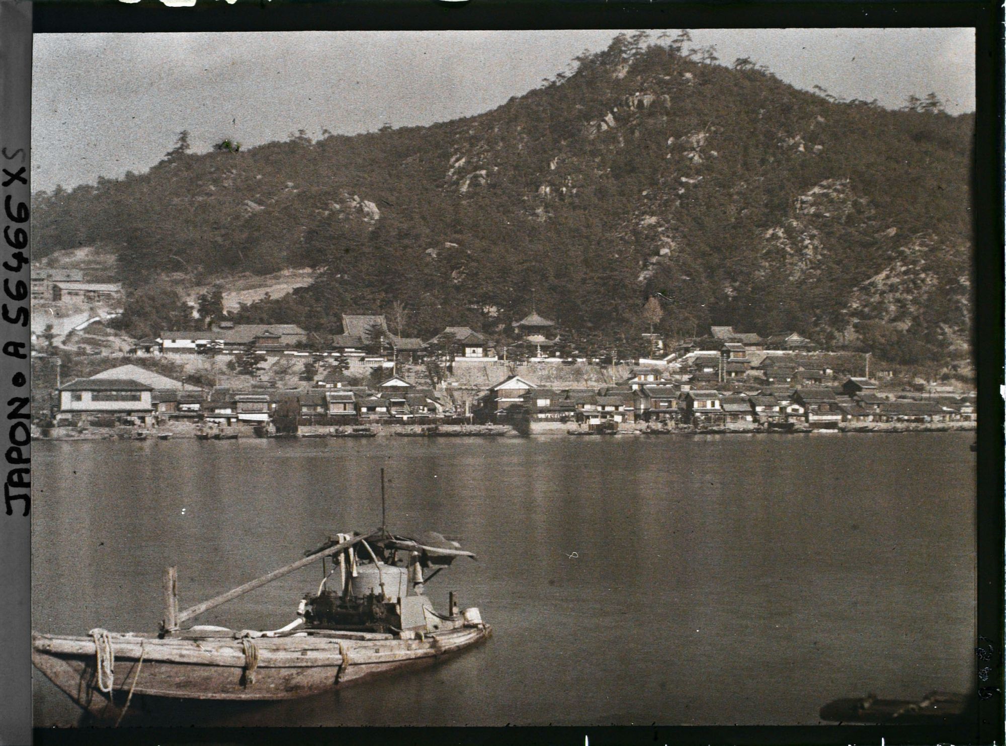 Image représentant Vue sur le quartier Ozakihon-machi et sur le temple Jôdo-ji depuis l'île de Mukô-jima