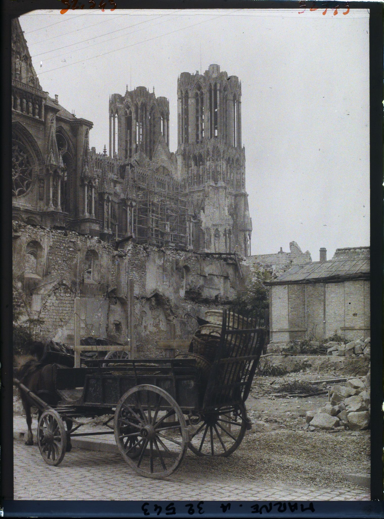 Image représentant France, Reims, Tours de la Cathédrale, vue prise de la rue de l'Evêché