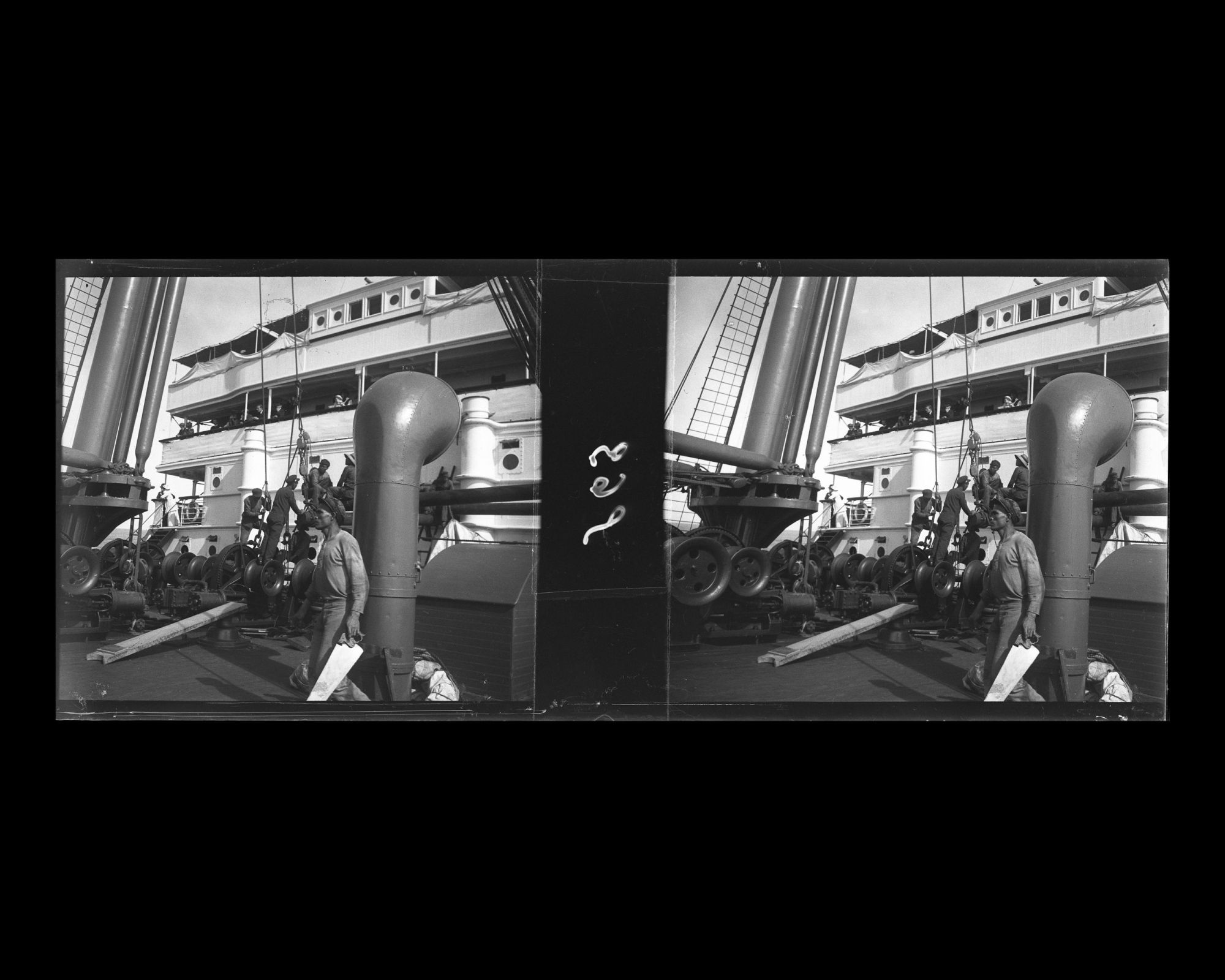 Image représentant Manoeuvres executées par les membres d'équipage sur le pont avant