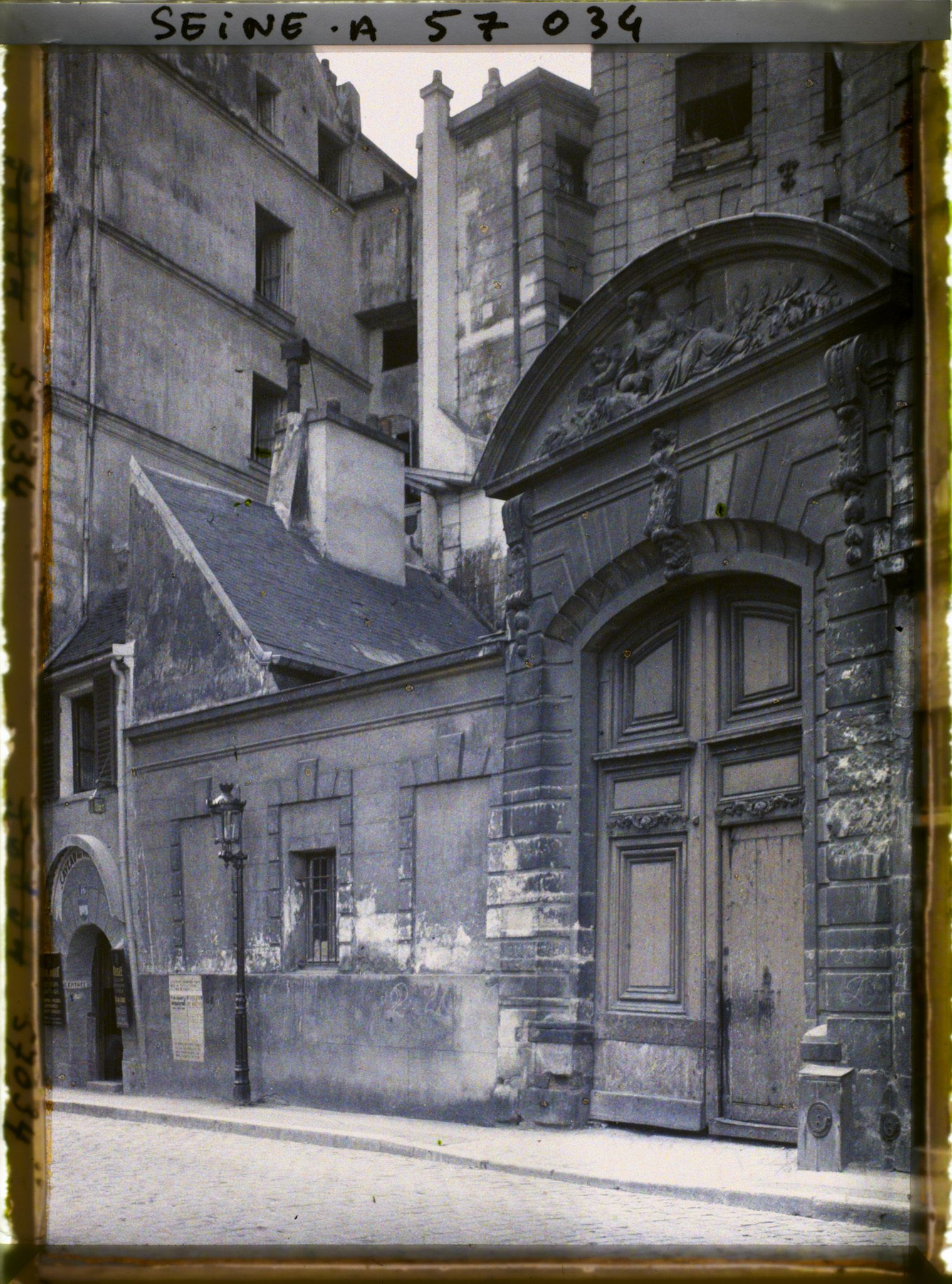 Image représentant L'entrée de l'hôtel d'Isaac de Laffemas, 14 rue Saint-Julien-le-Pauvre