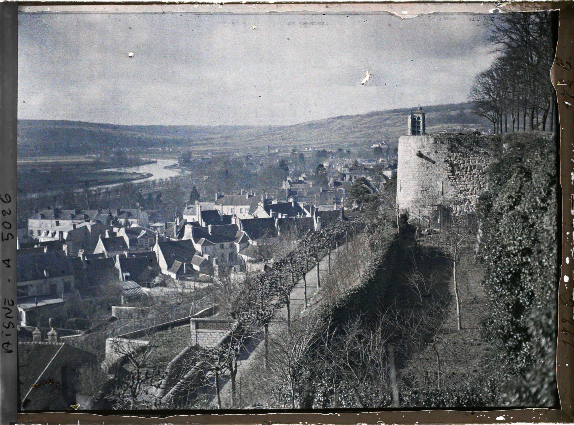 Image représentant La tour du roi, l'église St-Crépin, la Marne et les vieux toits de la ville au fond