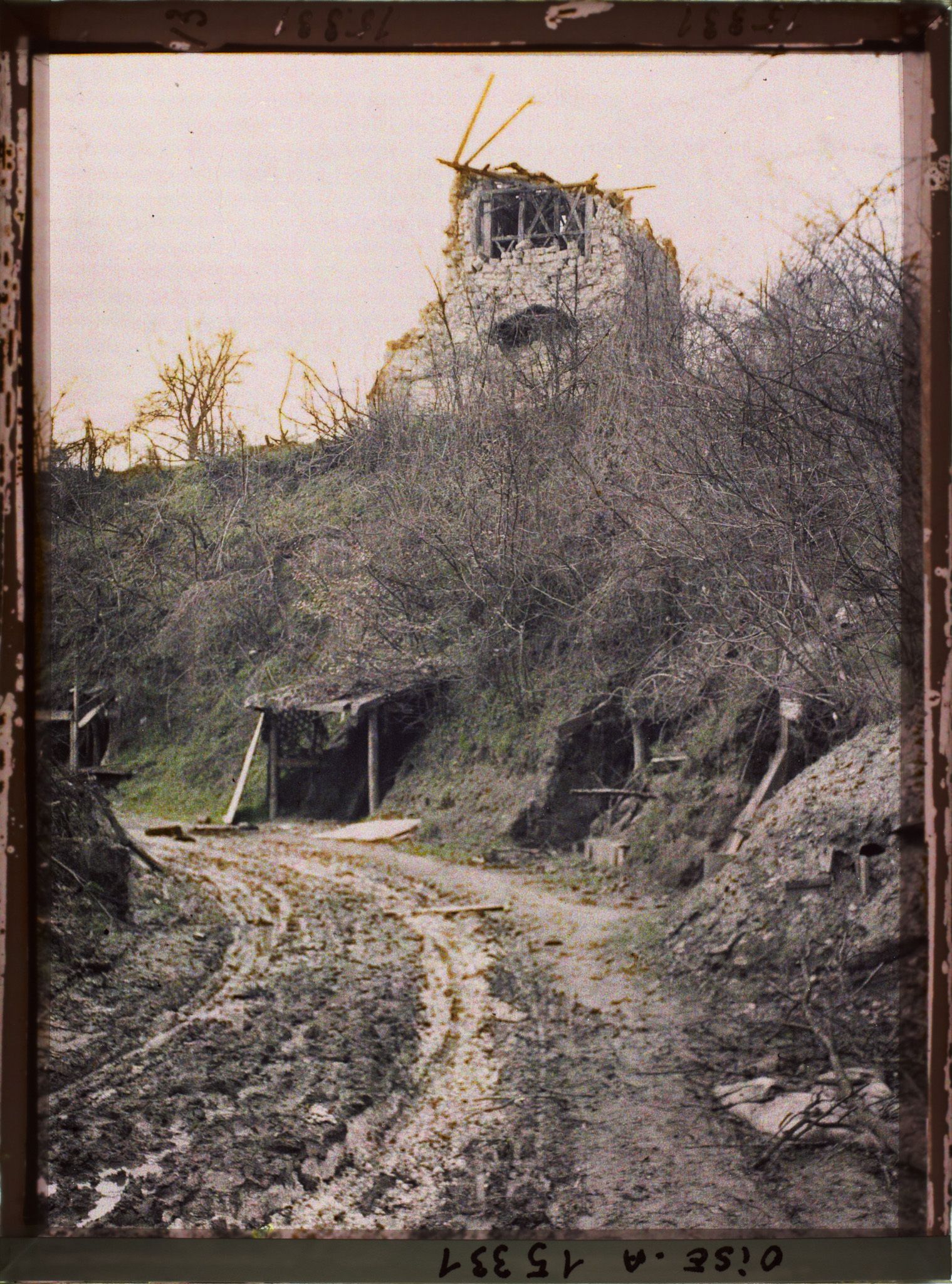 Image représentant France, La Berlière, Destructions de guerre Chemin creux près du Village, ayant servi le tranchées de défense