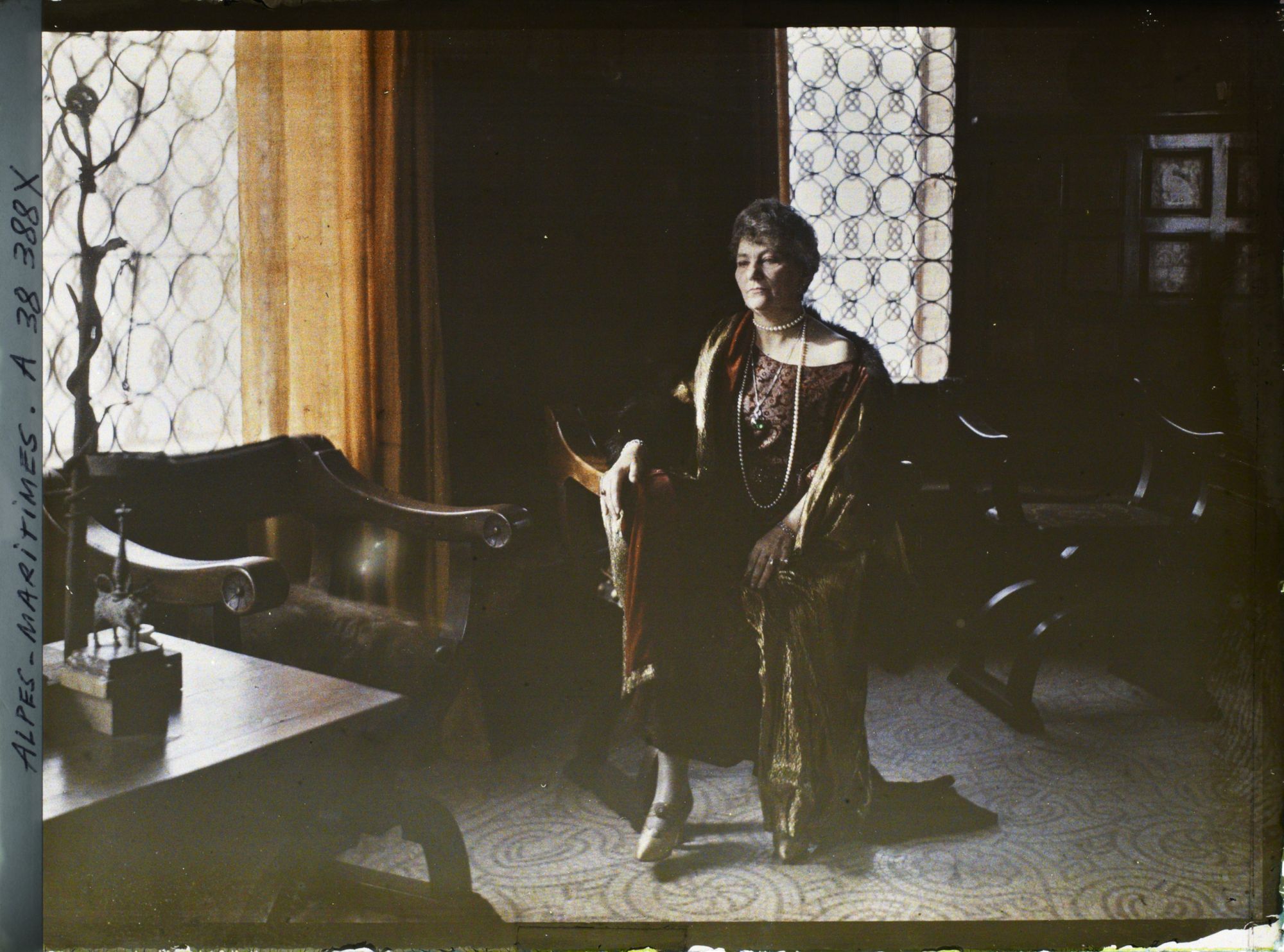 Image représentant Madame Cyprienne Douine posant assise à l'intérieur de sa villa