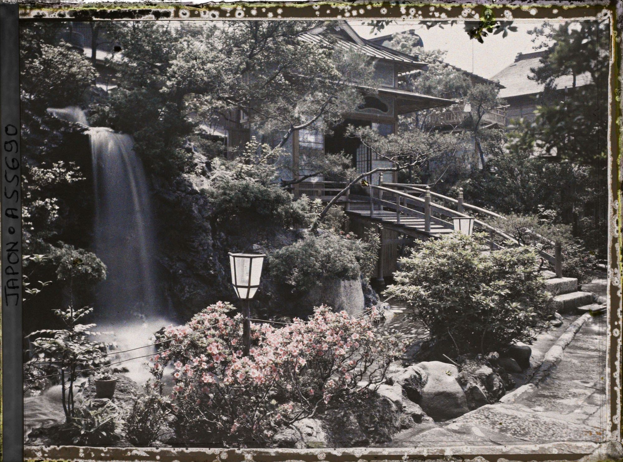 Image représentant Entrée et jardin d'un Ryokan (hôtel-restaurant traditionnel)