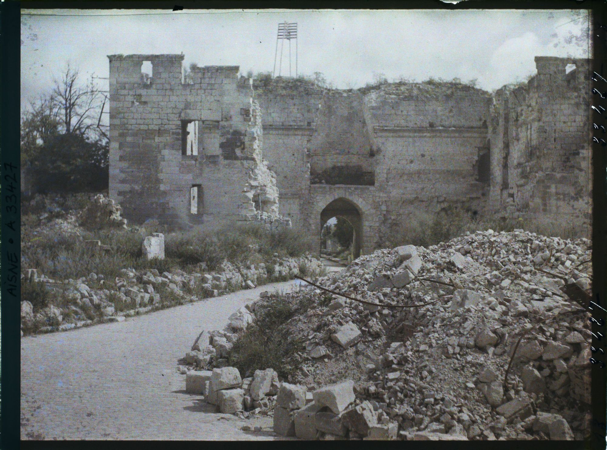 Image représentant France, Coucy le Château, La Porte de Laon vue de l'intérieur
