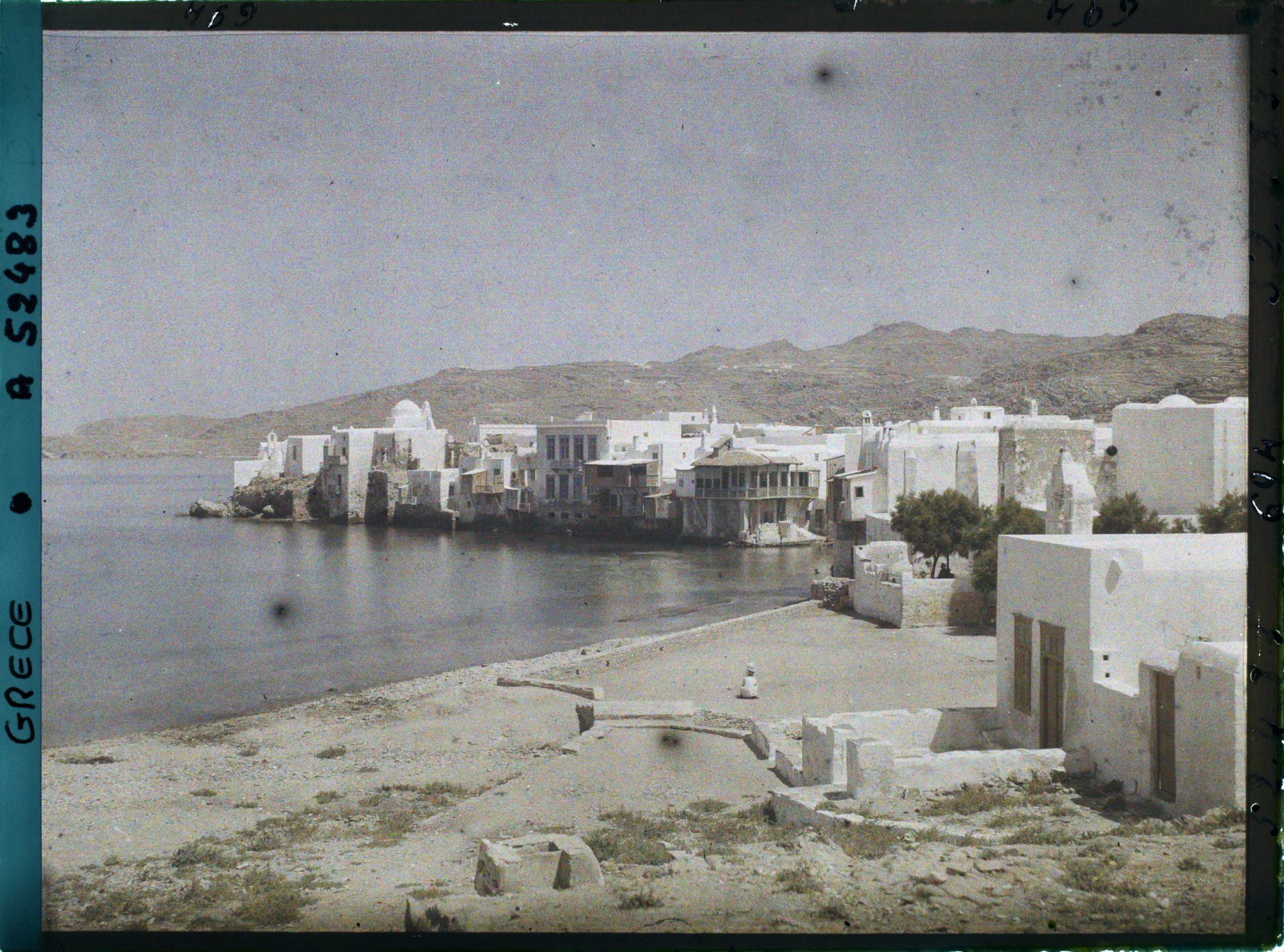 Image représentant Les maisons au bord de la mer; vue prise des moulins