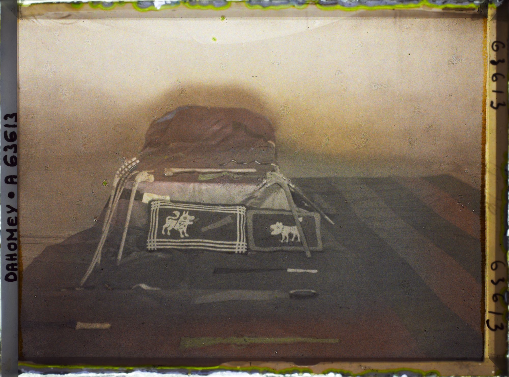 Image représentant Le lit funéraire et ses ornements à l'intérieur de la tombe de  null Glélé, palais d'Abomey