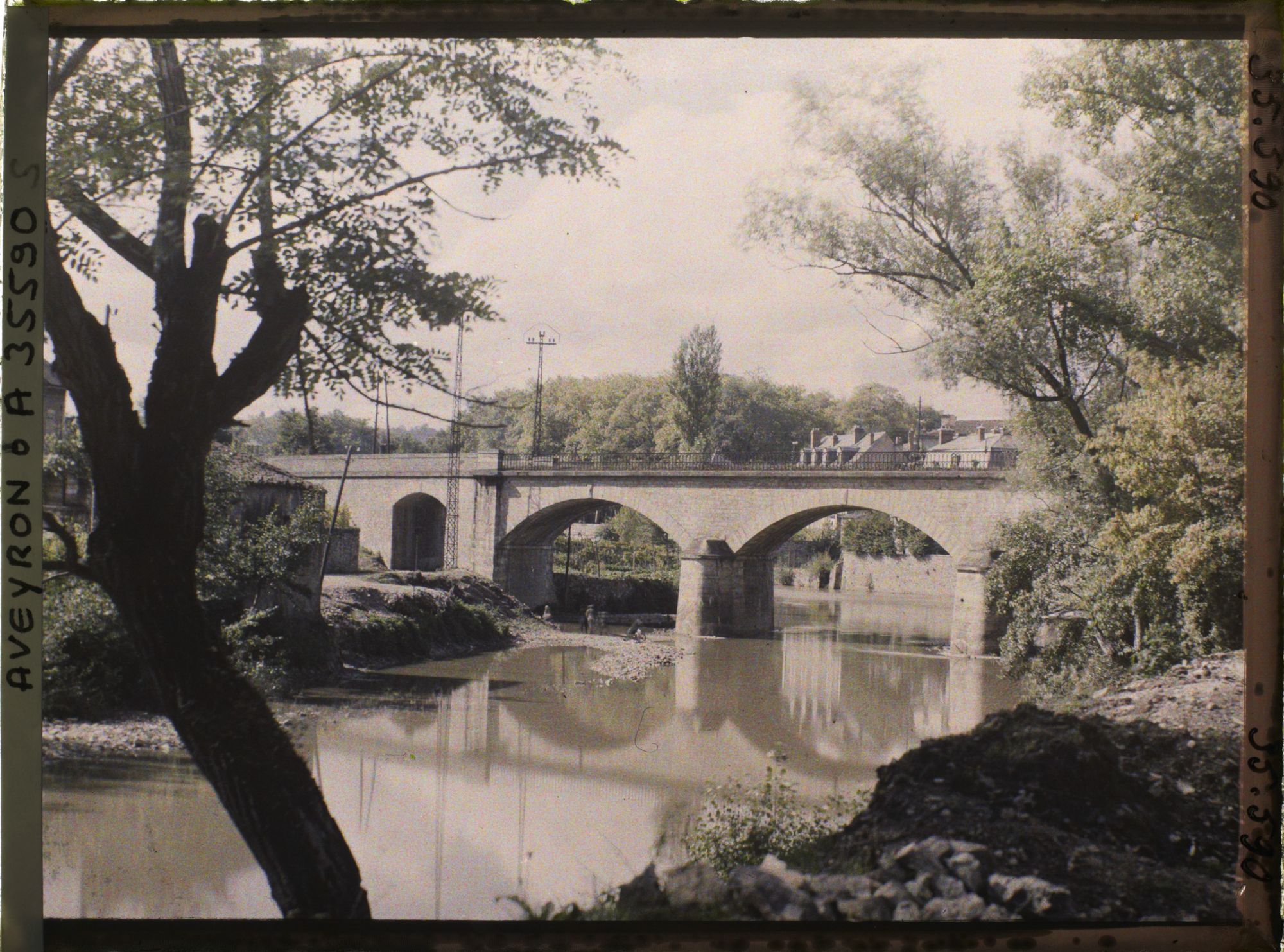 Image représentant Le pont ferroviaire enjambant l'Alzou et l'Aveyron